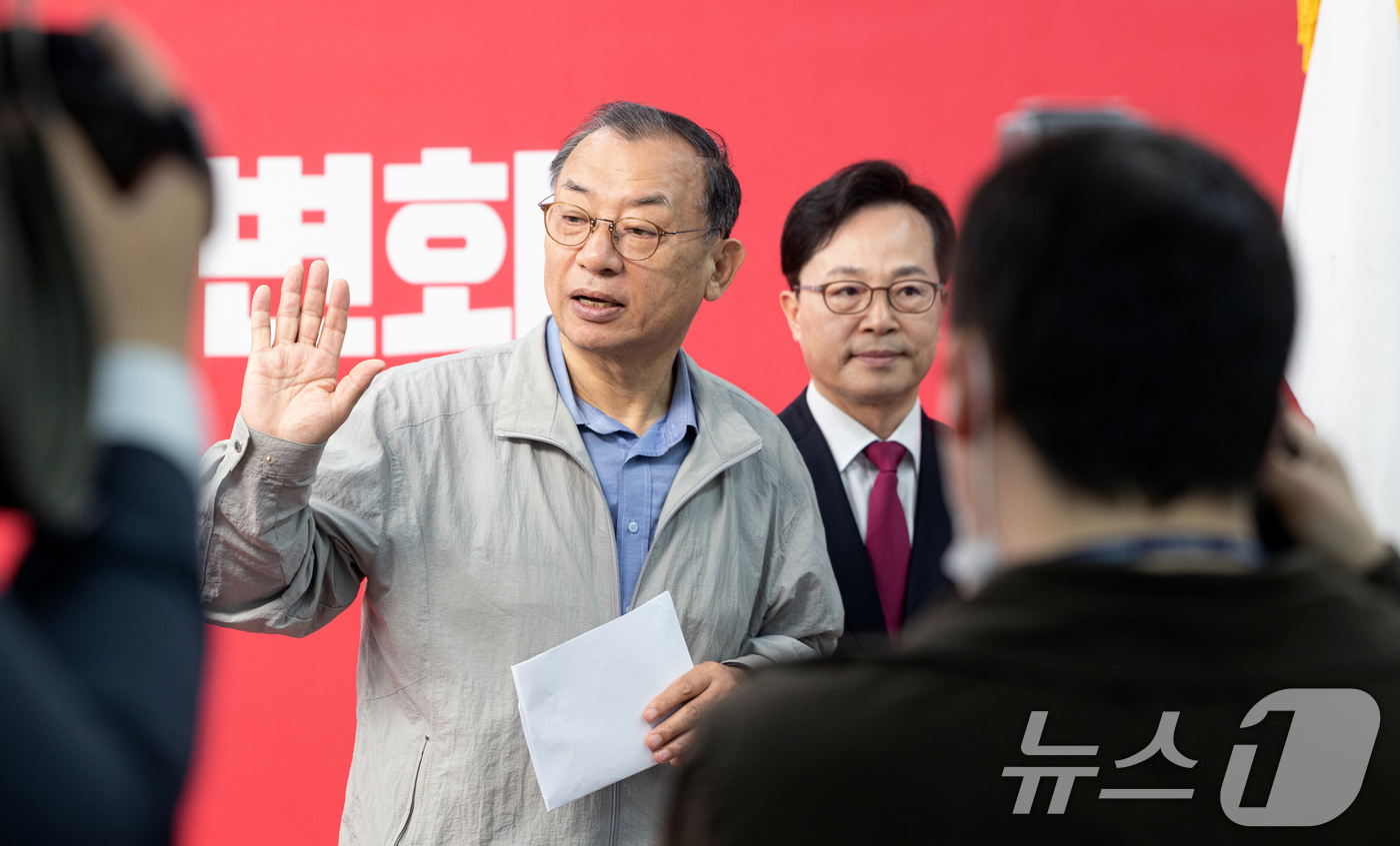 (서울=뉴스1) 이승배 기자 = 이정현 국민의힘 공천관리위원장이 31일 서울 여의도 중앙당사에서 50만 이상 도시 경선 결과를 발표한 뒤 발걸음을 옮기고 있다.국민의힘 공천관리위원 …