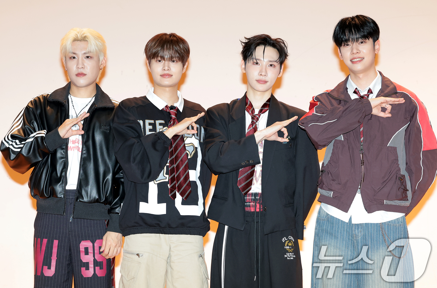 (인천=뉴스1) 권현진 기자 = 그룹 에이비식스(AB6IX) 박우진(왼쪽부터)과 이대휘, 전웅, 김동현이 31일 인천신현고등학교에서 열린 웹예능 ‘오늘 우리 학교는’(이하 오우학) …