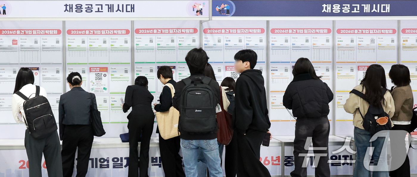(서울=뉴스1) 이호윤 기자 = 31일 서울 서초구 aT센터에서 열린 '2026년 중견기업 일자리박람회'를 찾은 구직자들이 채용공고게시대를 살펴보고 있다. 2026.3.31/뉴스1 …