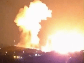 본문 이미지 - 미군이 30일(현지시간) 이란 이스파한의 한 탄약고를 '벙커버스터' 폭탄으로 타격하는 장면. (출처=트루스소셜)