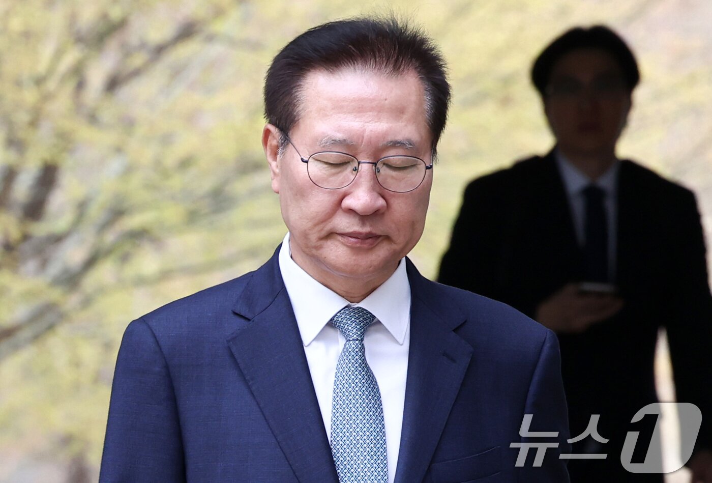 본문 이미지 - 박성재 전 법무부 장관이 31일 오후 서울 서초구 서울중앙지방법원에서 열린 이종섭 전 국방부 장관의 '호주 도피' 사건 1차 공판에 출석하고 있다. 박 전 장관은 윤석열 전 대통령과 공모해 공수처에서 수사하는 '순직해병 수사외압 의혹 사건' 피의자인 이 전 장관의 출국금지를 해제하는 과정에 관여한 혐의를 받는다. 2026.3.31 ⓒ 뉴스1 최지환 기자