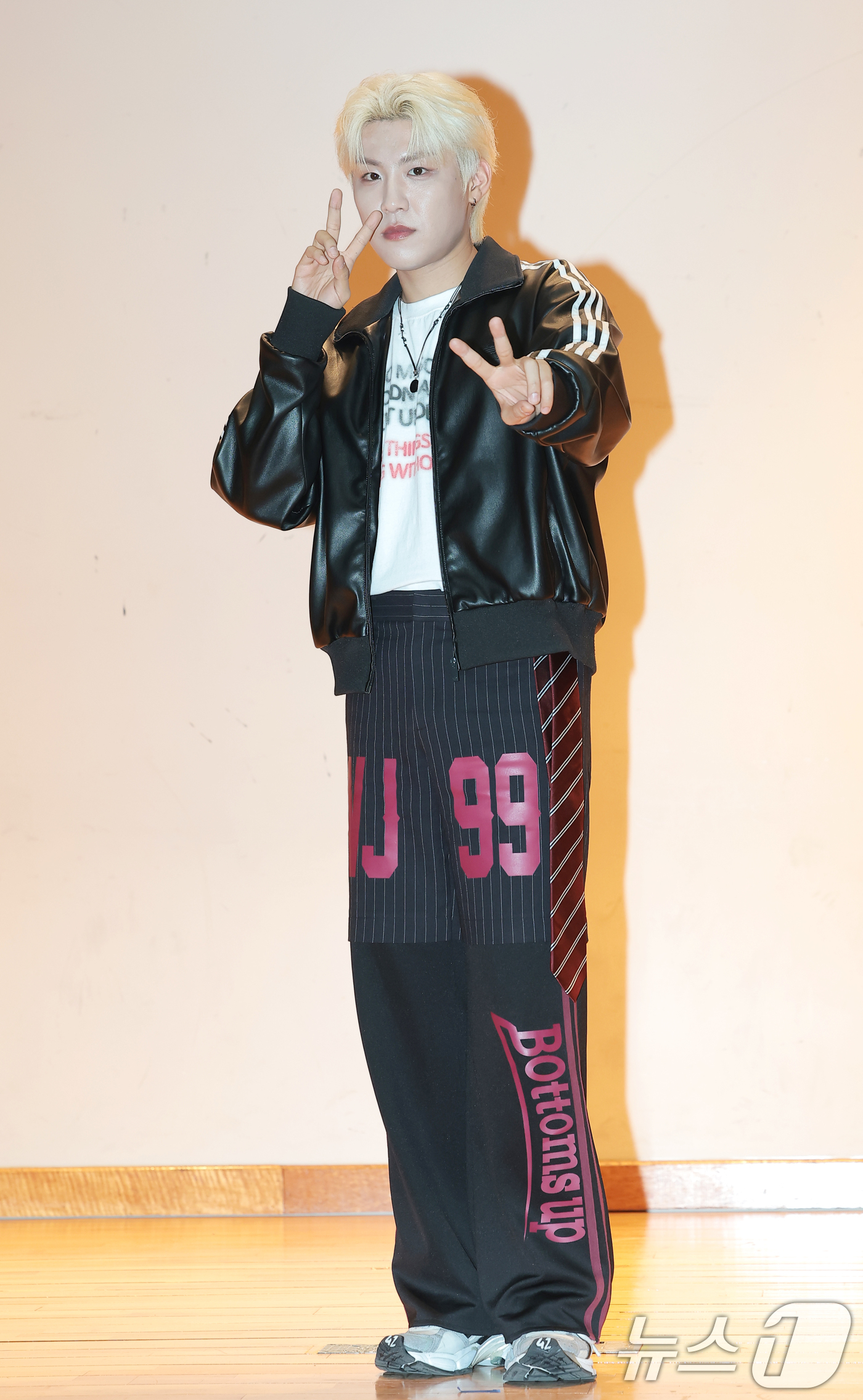 (인천=뉴스1) 권현진 기자 = 그룹 에이비식스(AB6IX) 박우진이 31일 인천신현고등학교에서 열린 웹예능 ‘오늘 우리 학교는’(이하 오우학) 현장 공개에 앞서 포즈를 취하고 있 …