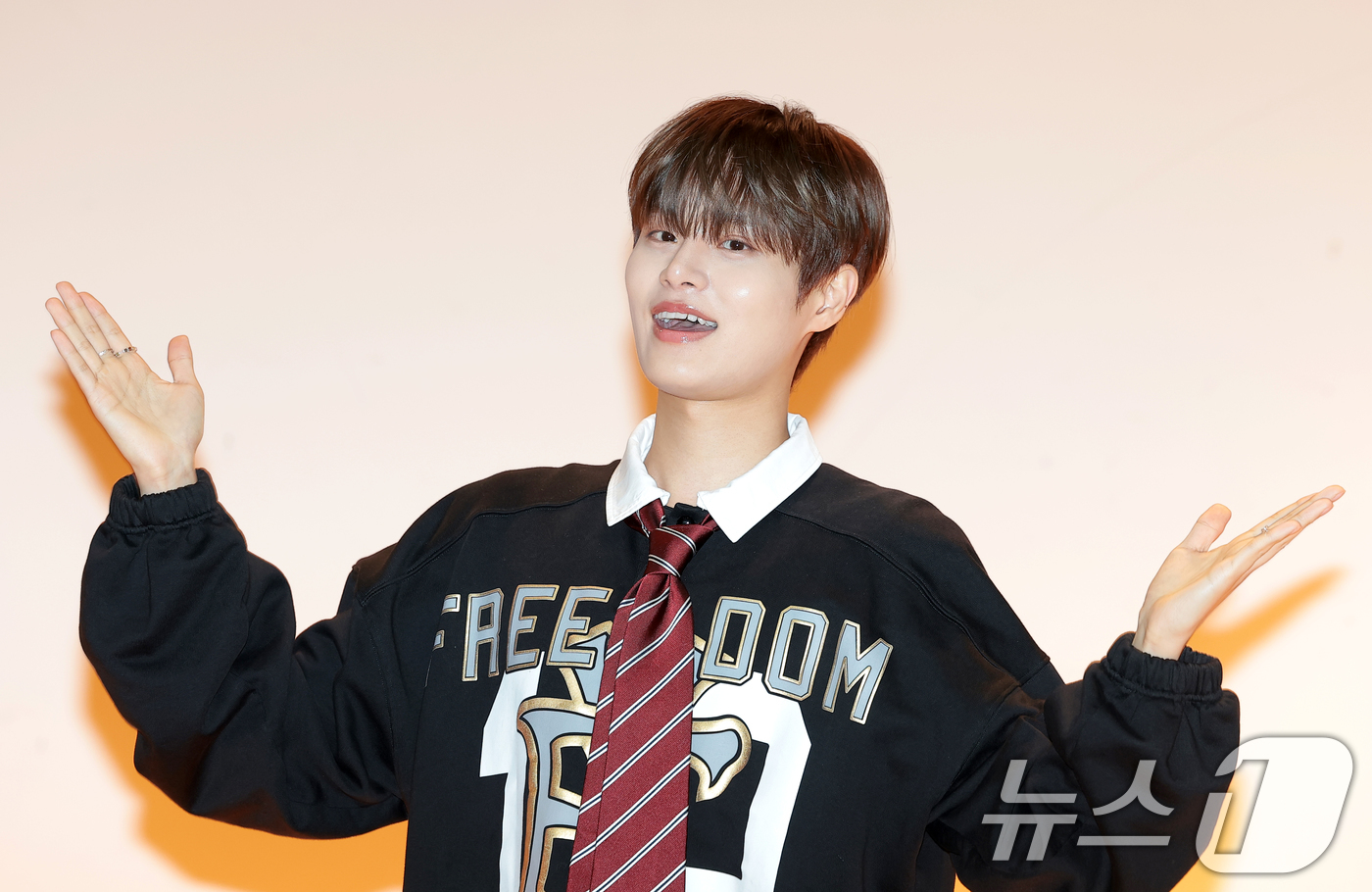 (인천=뉴스1) 권현진 기자 = 그룹 에이비식스(AB6IX) 이대휘가 31일 인천신현고등학교에서 열린 웹예능 ‘오늘 우리 학교는’(이하 오우학) 현장 공개에 앞서 포즈를 취하고 있 …