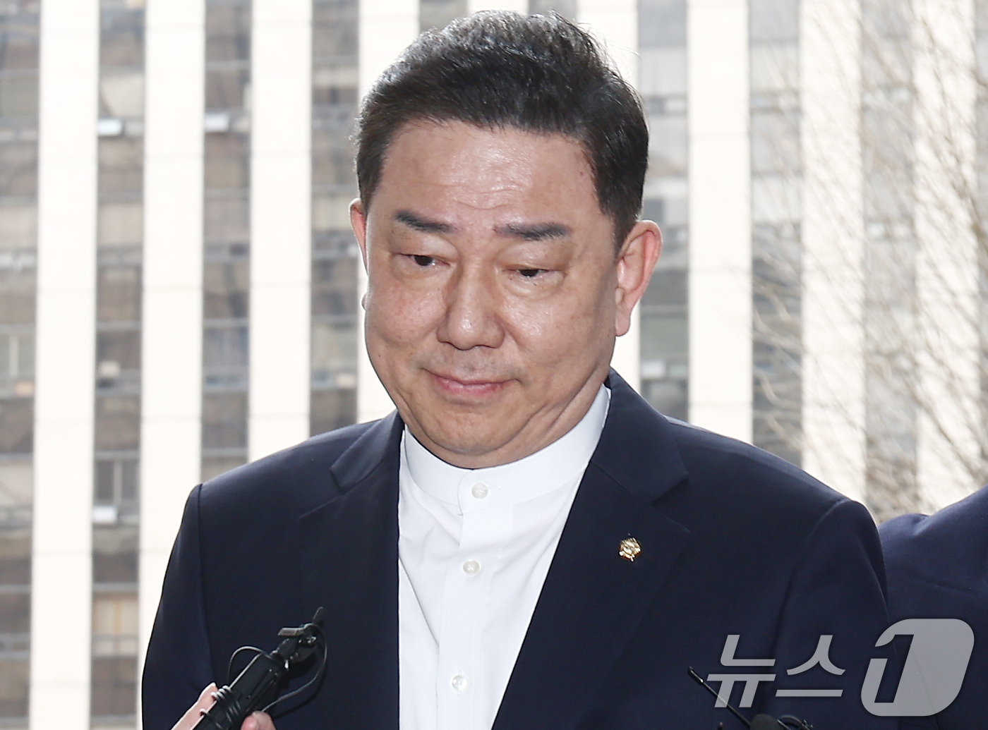 (서울=뉴스1) 김민지 기자 = 김병기 무소속 의원이 31일 오후 서울 마포구 서울경찰청 공공범죄수사대에서 공천헌금 수수 등 13개 의혹과 관련 피의자 신분으로 4차 조사를 받기 …