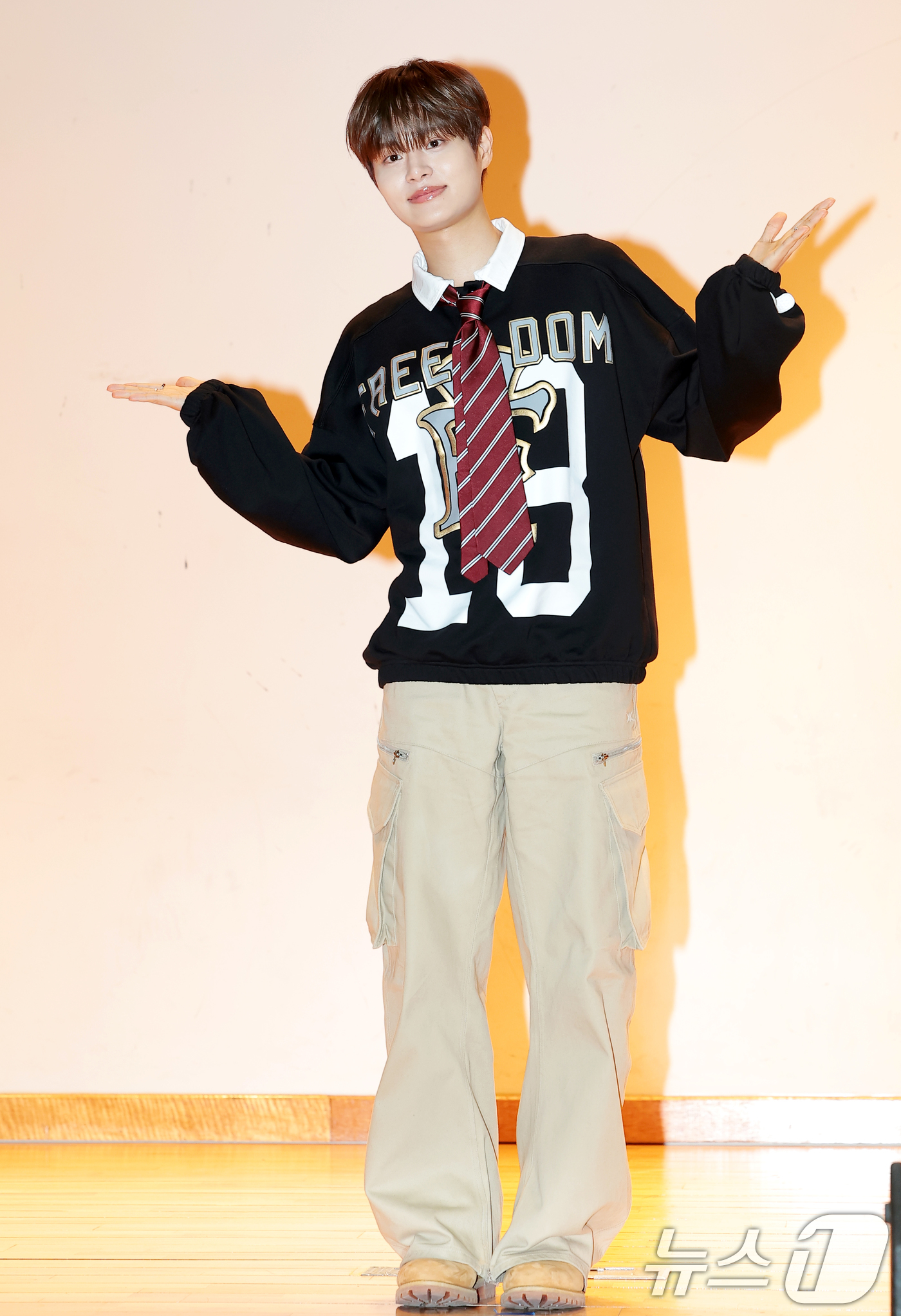 (인천=뉴스1) 권현진 기자 = 그룹 에이비식스(AB6IX) 이대휘가 31일 인천신현고등학교에서 열린 웹예능 ‘오늘 우리 학교는’(이하 오우학) 현장 공개에 앞서 포즈를 취하고 있 …