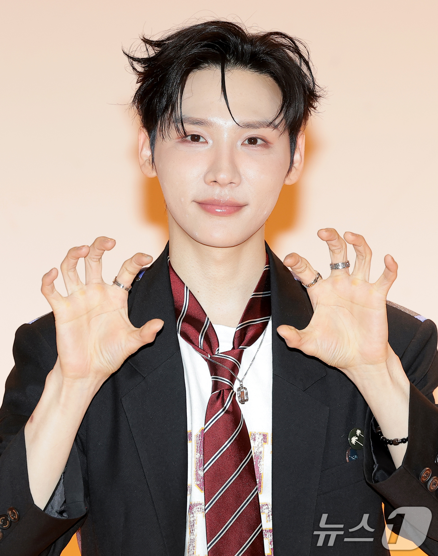 (인천=뉴스1) 권현진 기자 = 그룹 에이비식스(AB6IX) 전웅이 31일 인천신현고등학교에서 열린 웹예능 ‘오늘 우리 학교는’(이하 오우학) 현장 공개에 앞서 포즈를 취하고 있다 …