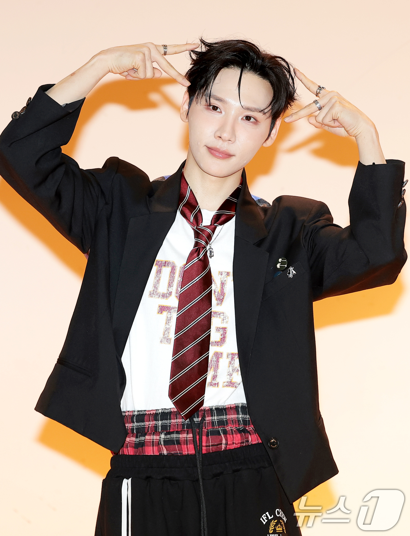 (인천=뉴스1) 권현진 기자 = 그룹 에이비식스(AB6IX) 전웅이 31일 인천신현고등학교에서 열린 웹예능 ‘오늘 우리 학교는’(이하 오우학) 현장 공개에 앞서 포즈를 취하고 있다 …