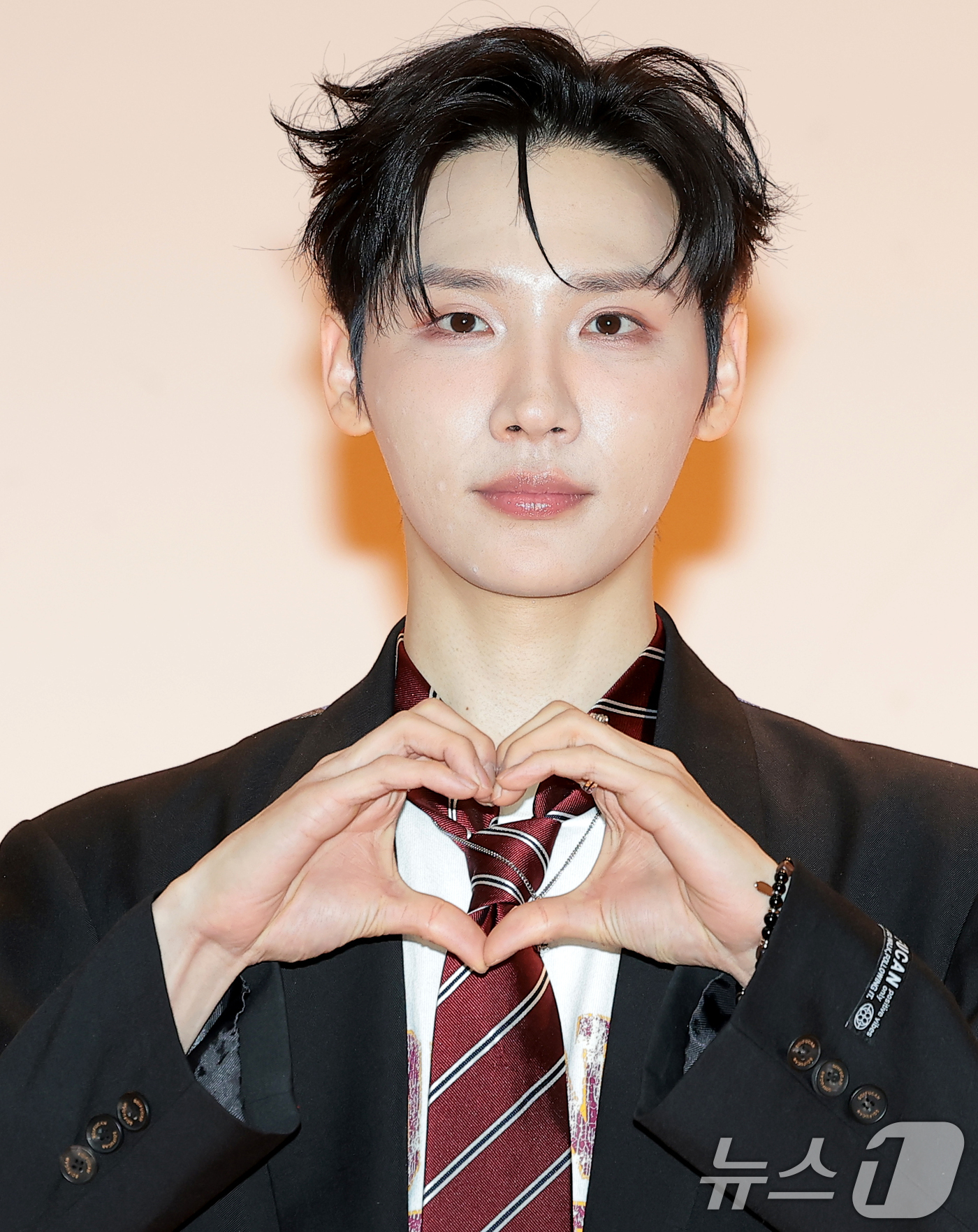 (인천=뉴스1) 권현진 기자 = 그룹 에이비식스(AB6IX) 전웅이 31일 인천신현고등학교에서 열린 웹예능 ‘오늘 우리 학교는’(이하 오우학) 현장 공개에 앞서 포즈를 취하고 있다 …