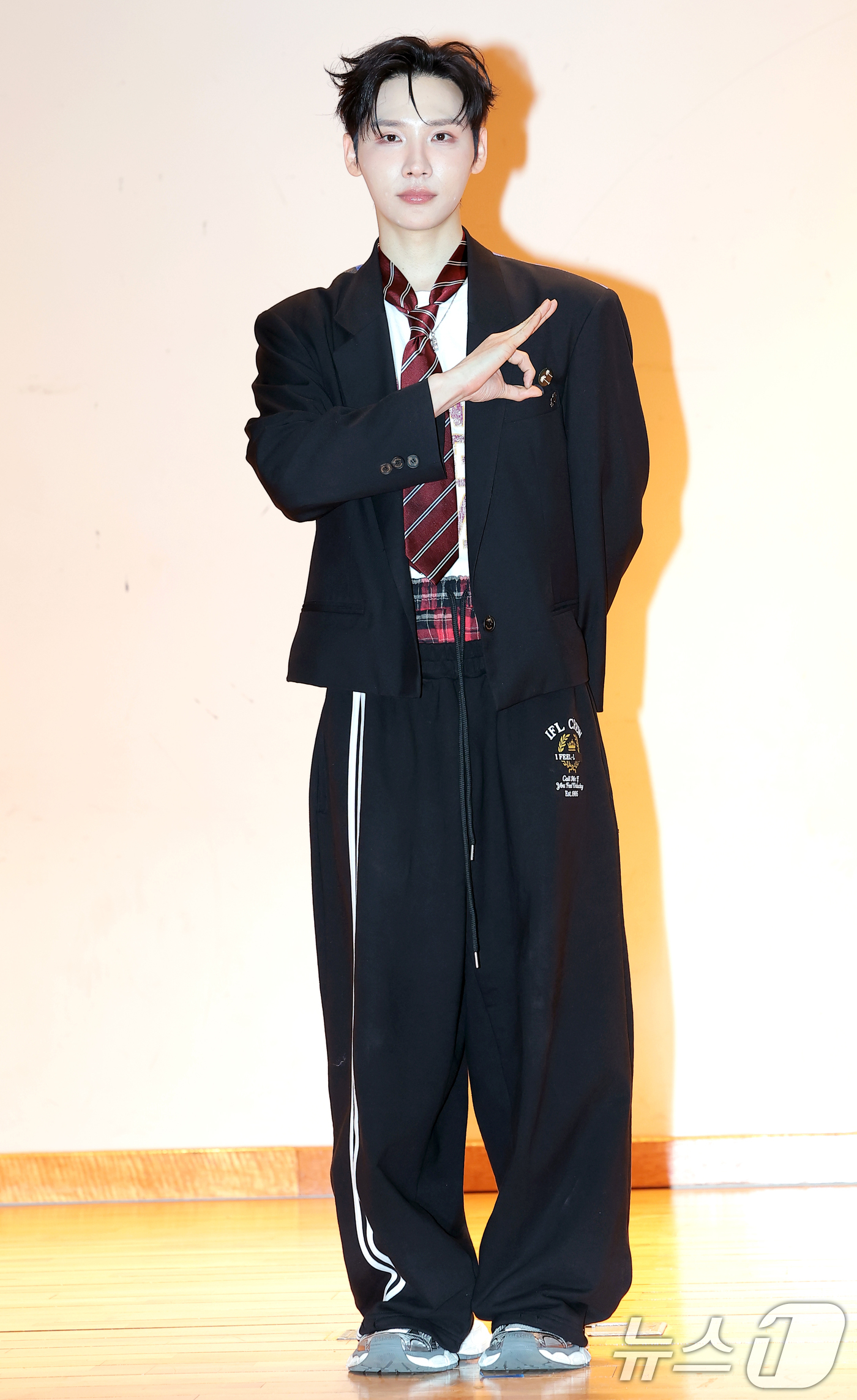 (인천=뉴스1) 권현진 기자 = 그룹 에이비식스(AB6IX) 전웅이 31일 인천신현고등학교에서 열린 웹예능 ‘오늘 우리 학교는’(이하 오우학) 현장 공개에 앞서 포즈를 취하고 있다 …