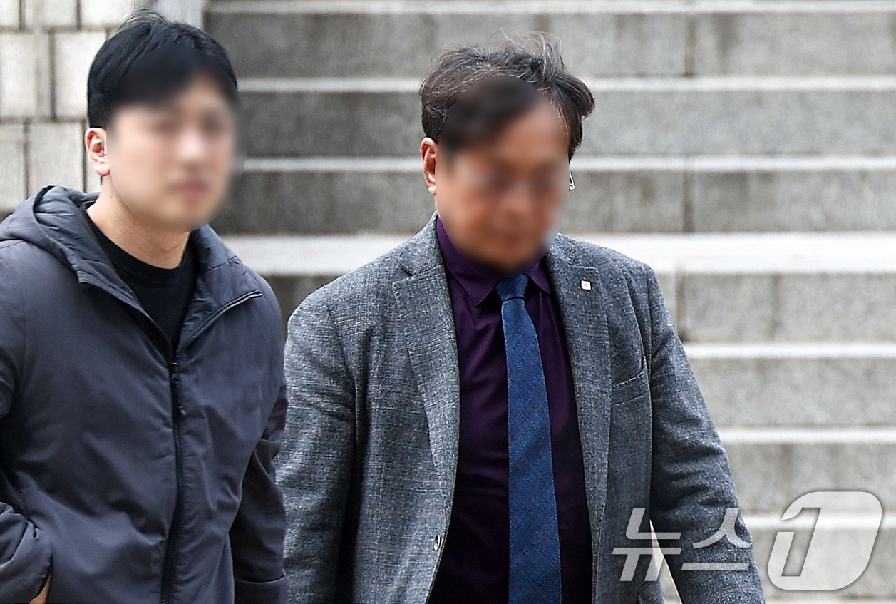 (서울=뉴스1) 최지환 기자 = 10조 원대 전분 및 당류(전분당) 가격 담합 의혹을 받는 이 모 사조CPK 대표(오른쪽)가 31일 오후 서울 서울중앙지법에서 열린 구속 전 피의자 …