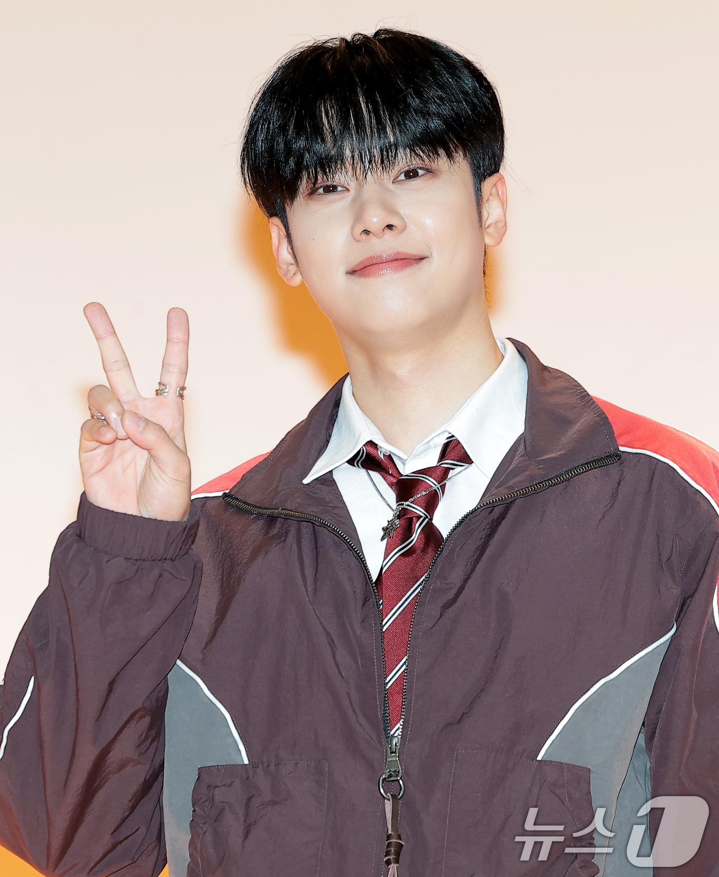 (인천=뉴스1) 권현진 기자 = 그룹 에이비식스(AB6IX) 김동현이 31일 인천신현고등학교에서 열린 웹예능 ‘오늘 우리 학교는’(이하 오우학) 현장 공개에 앞서 포즈를 취하고 있 …