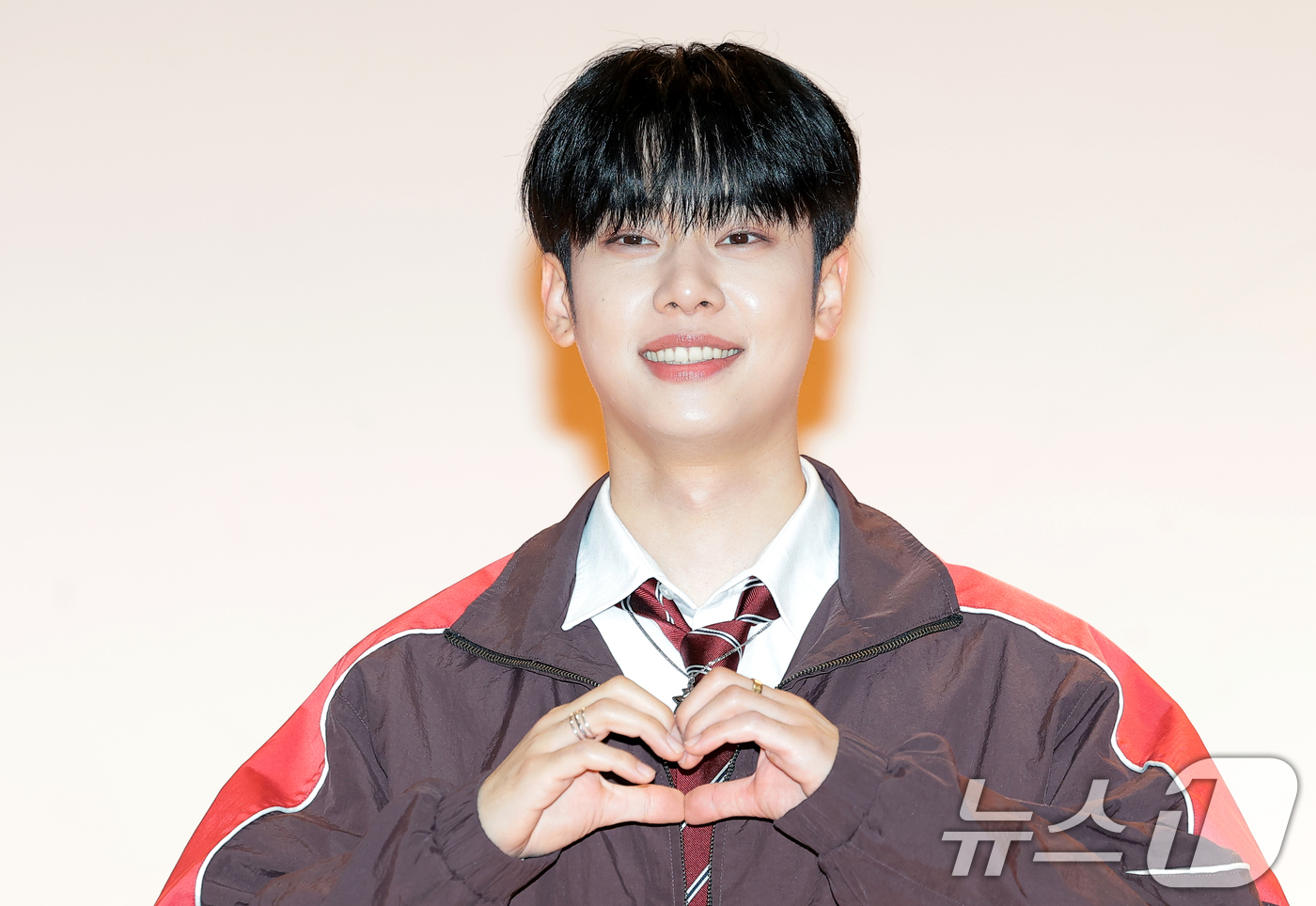 (인천=뉴스1) 권현진 기자 = 그룹 에이비식스(AB6IX) 김동현이 31일 인천신현고등학교에서 열린 웹예능 ‘오늘 우리 학교는’(이하 오우학) 현장 공개에 앞서 포즈를 취하고 있 …