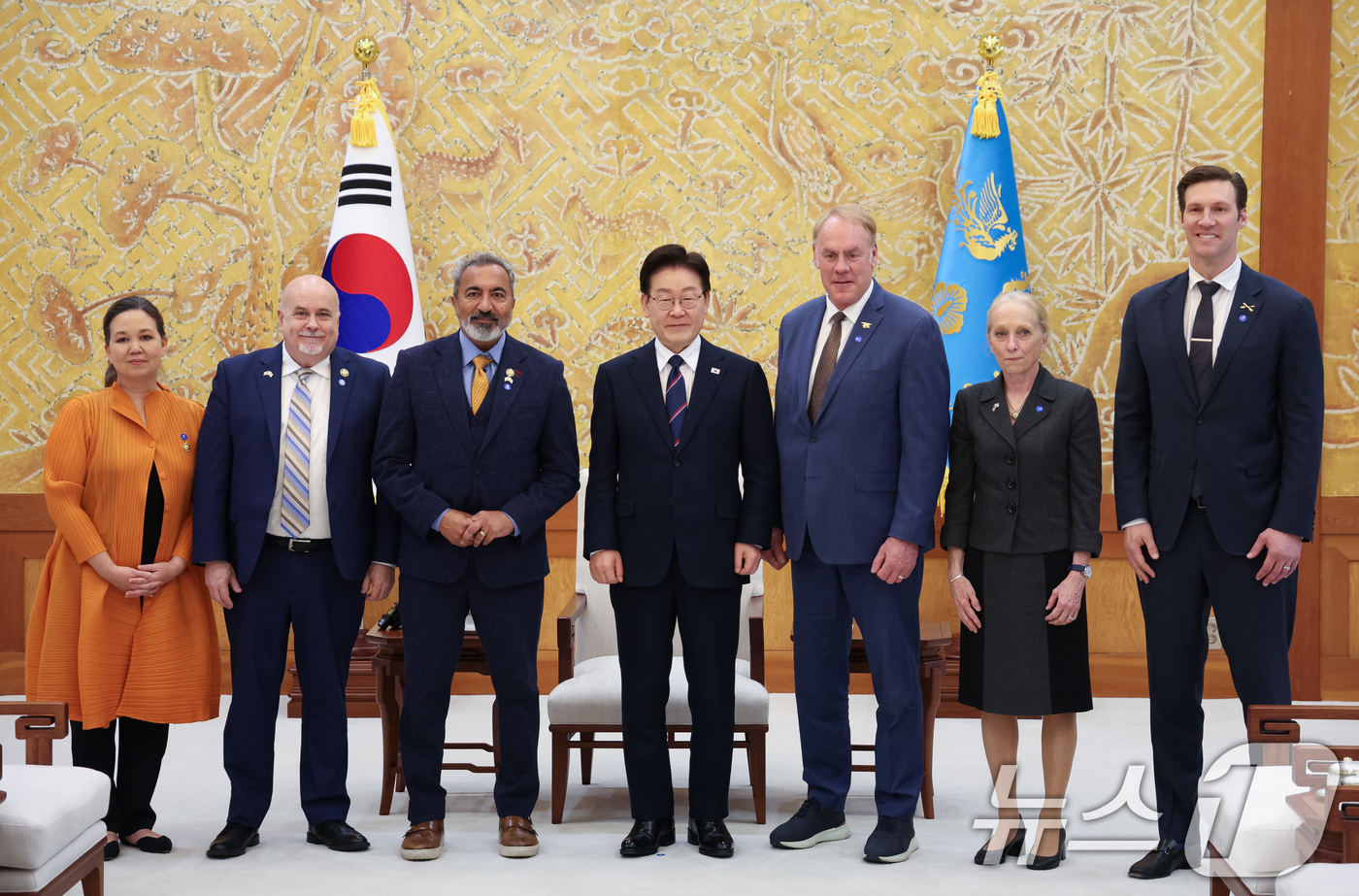 (서울=뉴스1) 허경 기자 = 이재명 대통령이 31일 청와대에서 미국 하원의원단과 기념촬영을 하고 있다.왼쪽부터 미국 의회 질 토쿠다, 마크 포칸, 아미 베라 의원, 이 대통령, …