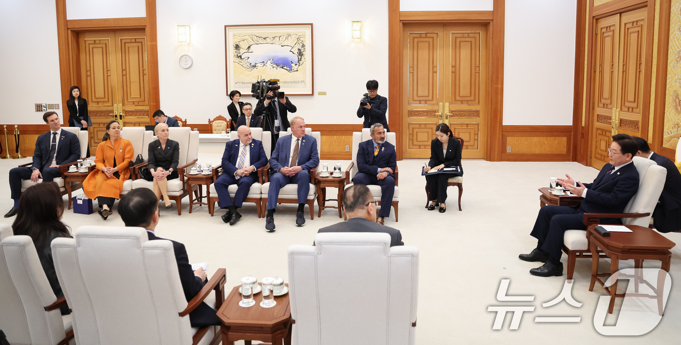 (서울=뉴스1) 허경 기자 = 이재명 대통령이 31일 청와대에서 미국 하원의원단을 접견하고 있다. 2026.3.31/뉴스1