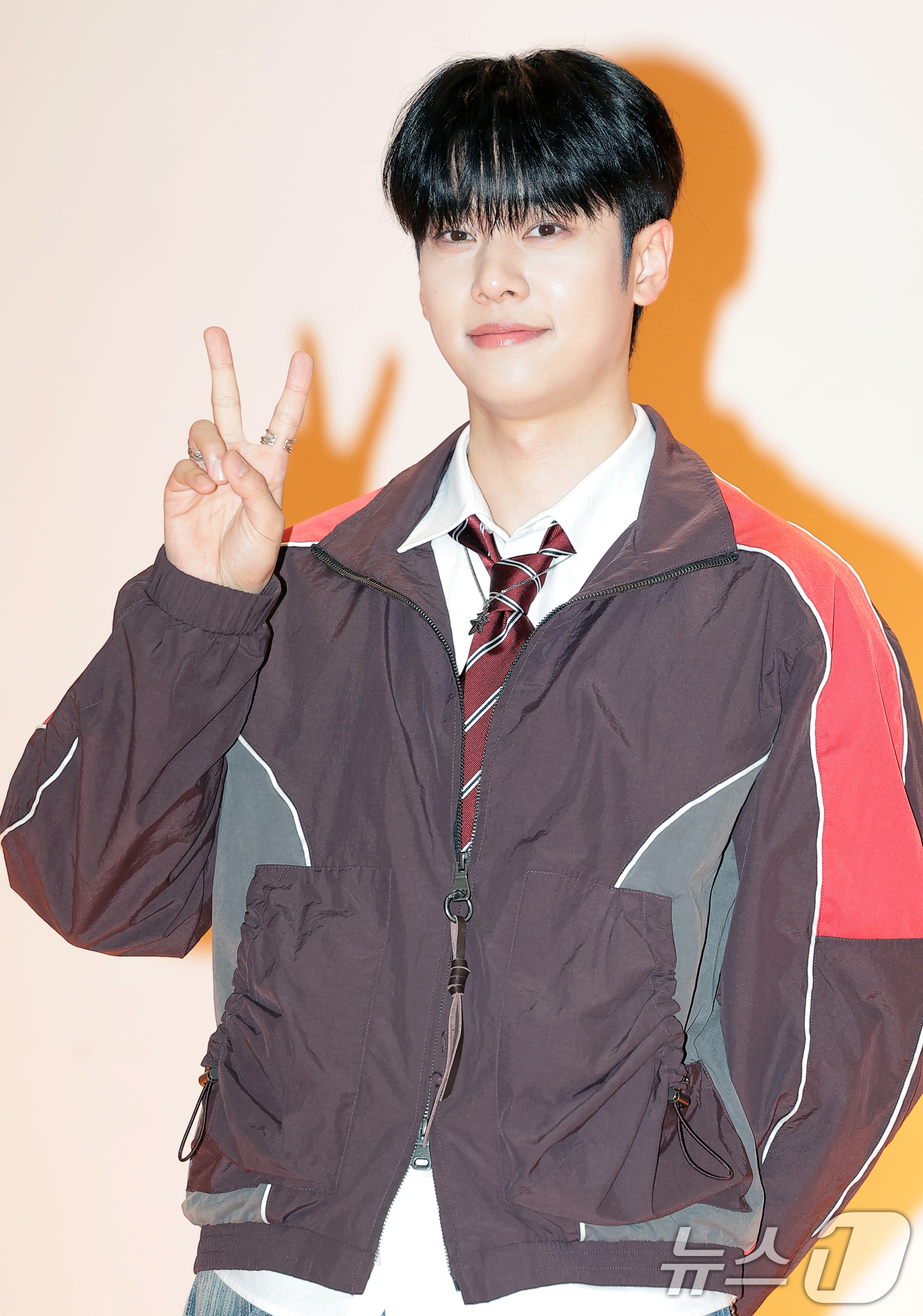 (인천=뉴스1) 권현진 기자 = 그룹 에이비식스(AB6IX) 김동현이 31일 인천신현고등학교에서 열린 웹예능 ‘오늘 우리 학교는’(이하 오우학) 현장 공개에 앞서 포즈를 취하고 있 …