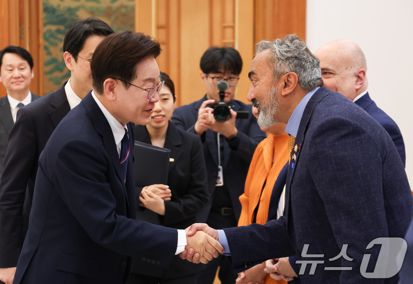 (서울=뉴스1) 허경 기자 = 이재명 대통령이 31일 청와대에서 아미 베라 미국 하원의원과 악수하고 있다. 2026.3.31/뉴스1