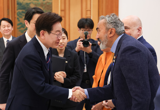 악수하는 이재명 대통령·아미 베라 미국 하원의원
