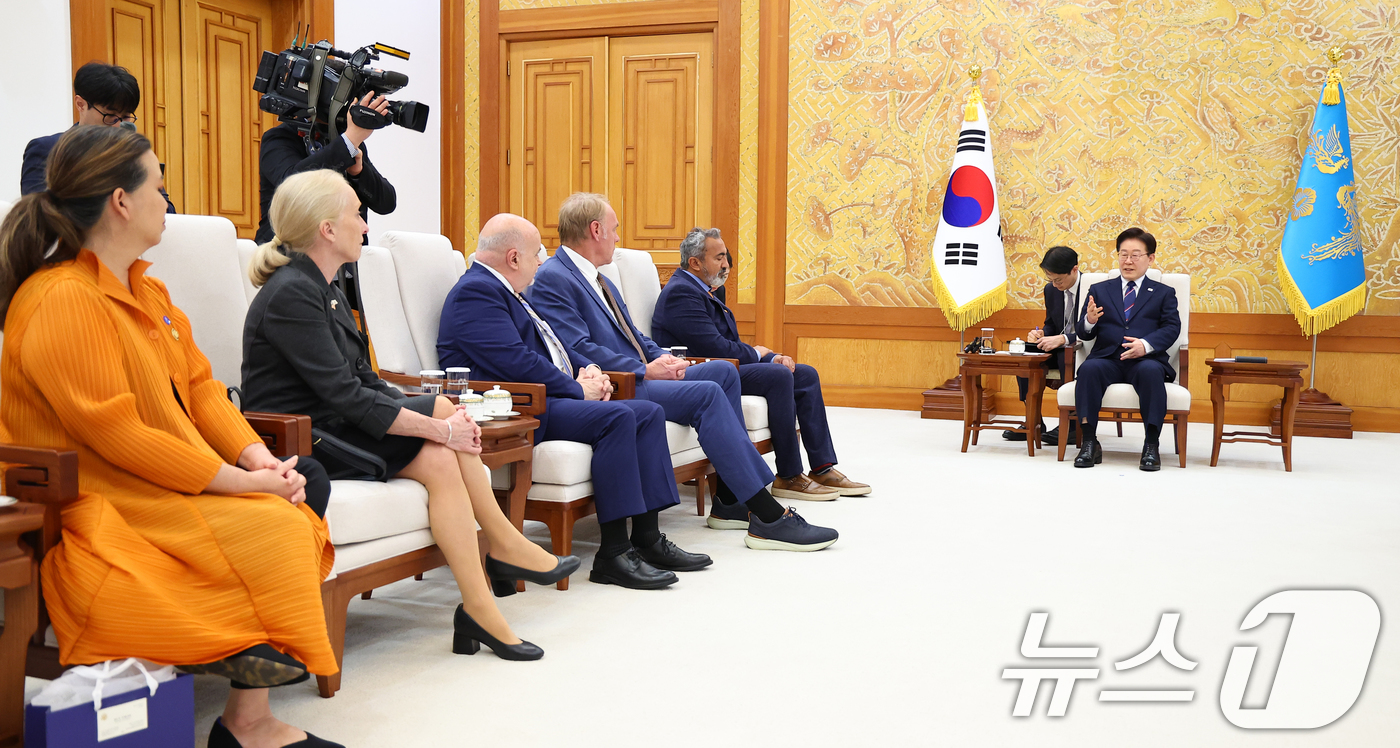 (서울=뉴스1) 허경 기자 = 이재명 대통령이 31일 청와대에서 미국 하원의원단을 접견하며 발언하고 있다. 2026.3.31/뉴스1