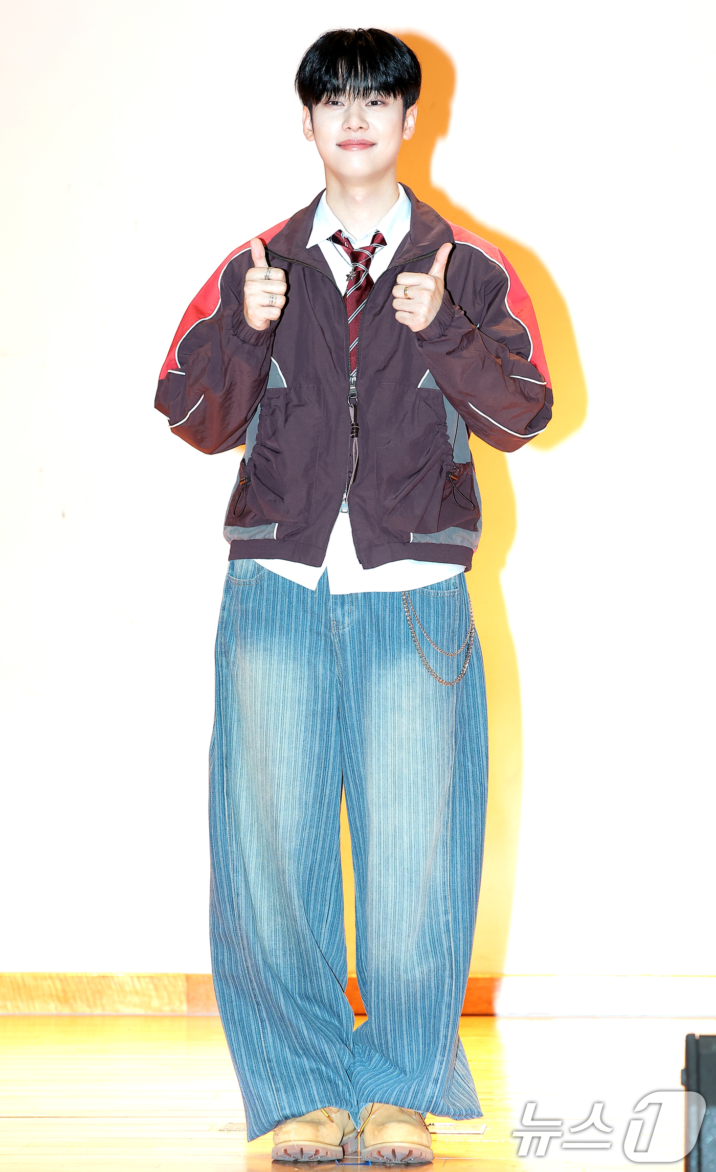 (인천=뉴스1) 권현진 기자 = 그룹 에이비식스(AB6IX) 김동현이 31일 인천신현고등학교에서 열린 웹예능 ‘오늘 우리 학교는’(이하 오우학) 현장 공개에 앞서 포즈를 취하고 있 …