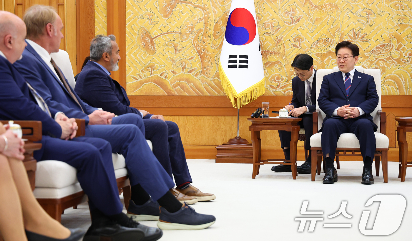 (서울=뉴스1) 허경 기자 = 이재명 대통령이 31일 청와대에서 미국 하원의원단을 접견하며 발언하고 있다. 2026.3.31/뉴스1