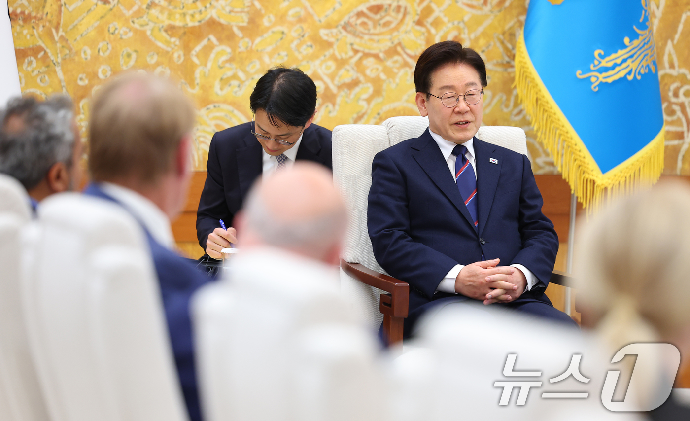 (서울=뉴스1) 허경 기자 = 이재명 대통령이 31일 청와대에서 미국 하원의원단을 접견하며 발언하고 있다. 2026.3.31/뉴스1