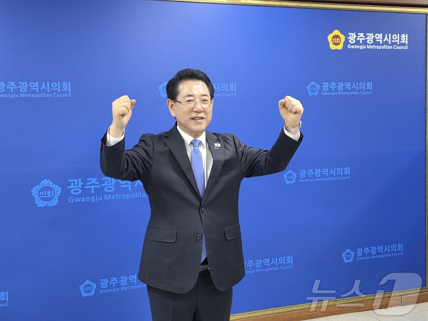 본문 이미지 - 김영록 전남광주특별시장 더불어민주당 경선후보가 31일 광주시의회서 기자회견을 하며 타 후보들의 동참을 촉구하고 있다. ⓒ 뉴스1 서충섭 기자