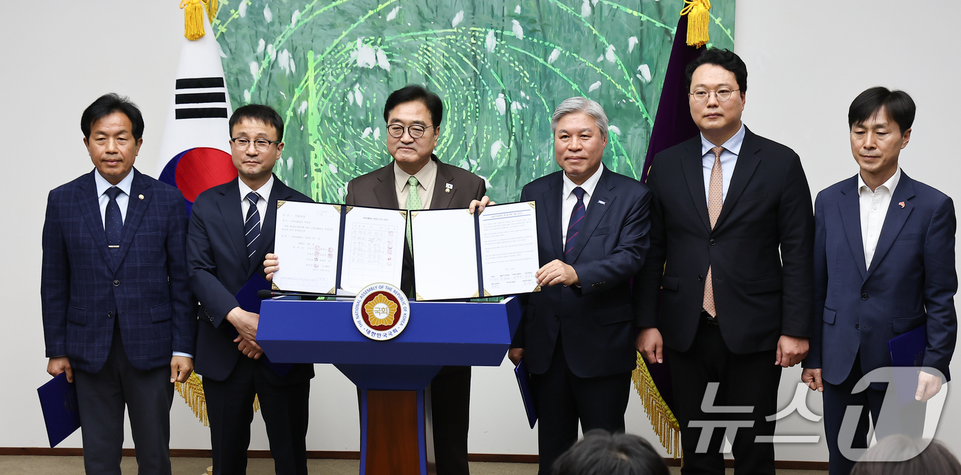 (서울=뉴스1) 김도우 기자 = 31일 서울 여의도 국회의장 집무실에서 열린 초당적 개헌추진을 위한 제정당 원내대표 기자회견에서 참석자들이 공동선언문을 들고 기념촬영하고 있다.왼쪽 …