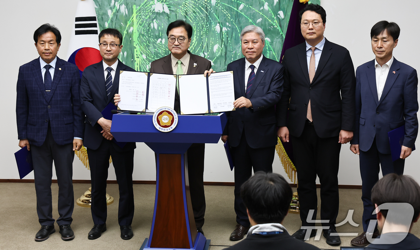 (서울=뉴스1) 김도우 기자 = 31일 서울 여의도 국회의장 집무실에서 열린 초당적 개헌추진을 위한 제정당 원내대표 기자회견에서 참석자들이 공동선언문을 들고 기념촬영하고 있다.왼쪽 …