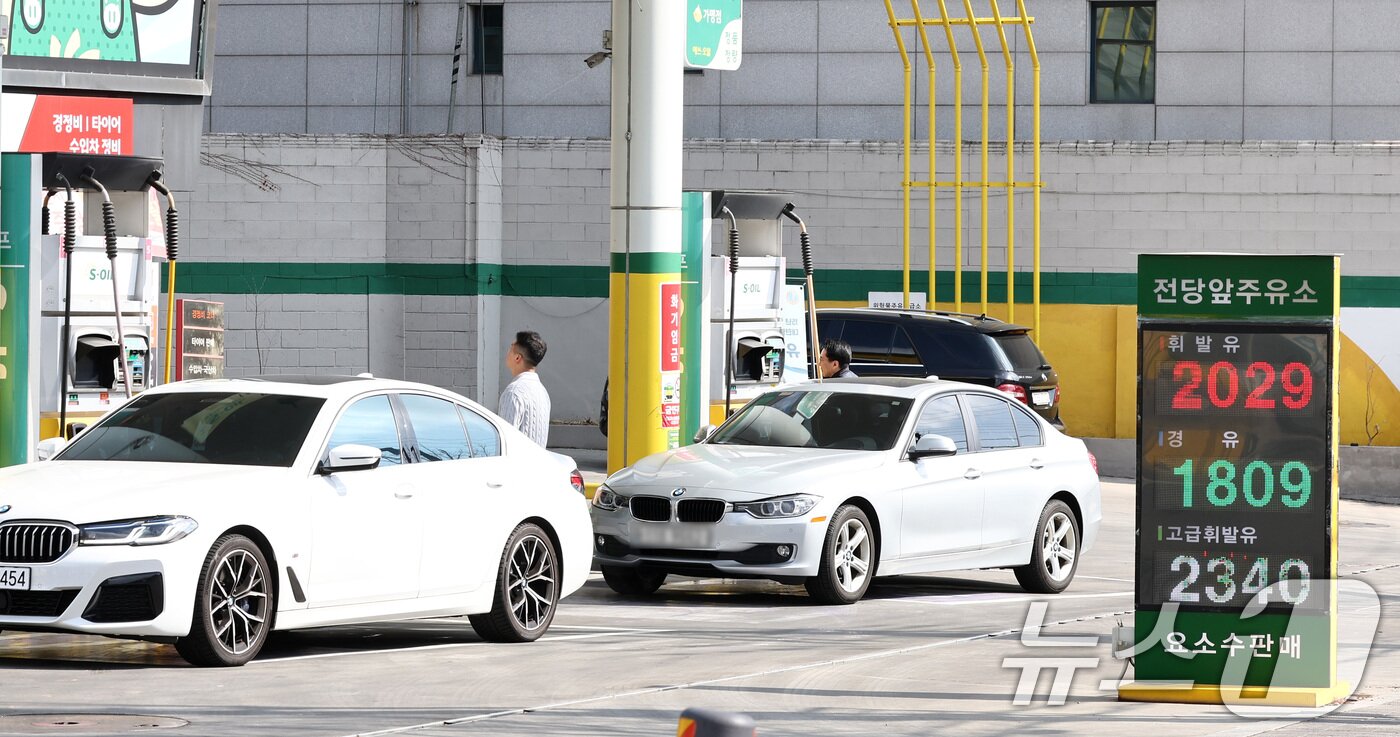 본문 이미지 -  서울의 한 주유소의 모습. 2026.3.31 ⓒ 뉴스1 최지환 기자