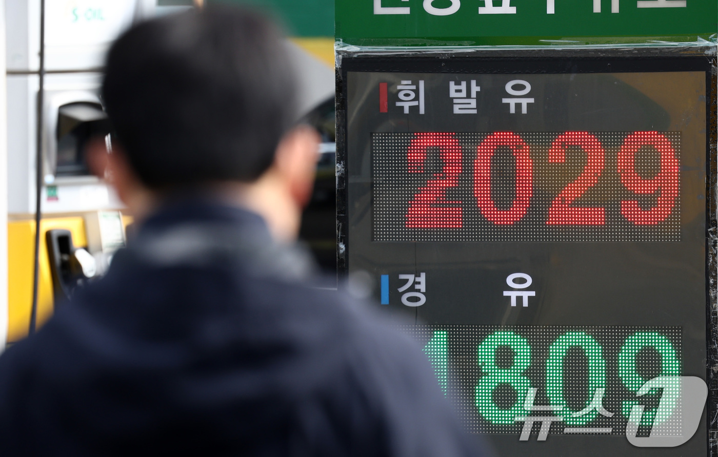 (서울=뉴스1) 최지환 기자 = 이재명 대통령은 31일 청와대에서 국무회의를 열고 '2026년 추경 예산안'을 의결했다. 추경안은 최고가격제와 나프타 수급 위기 대응을 위해 5조원 …