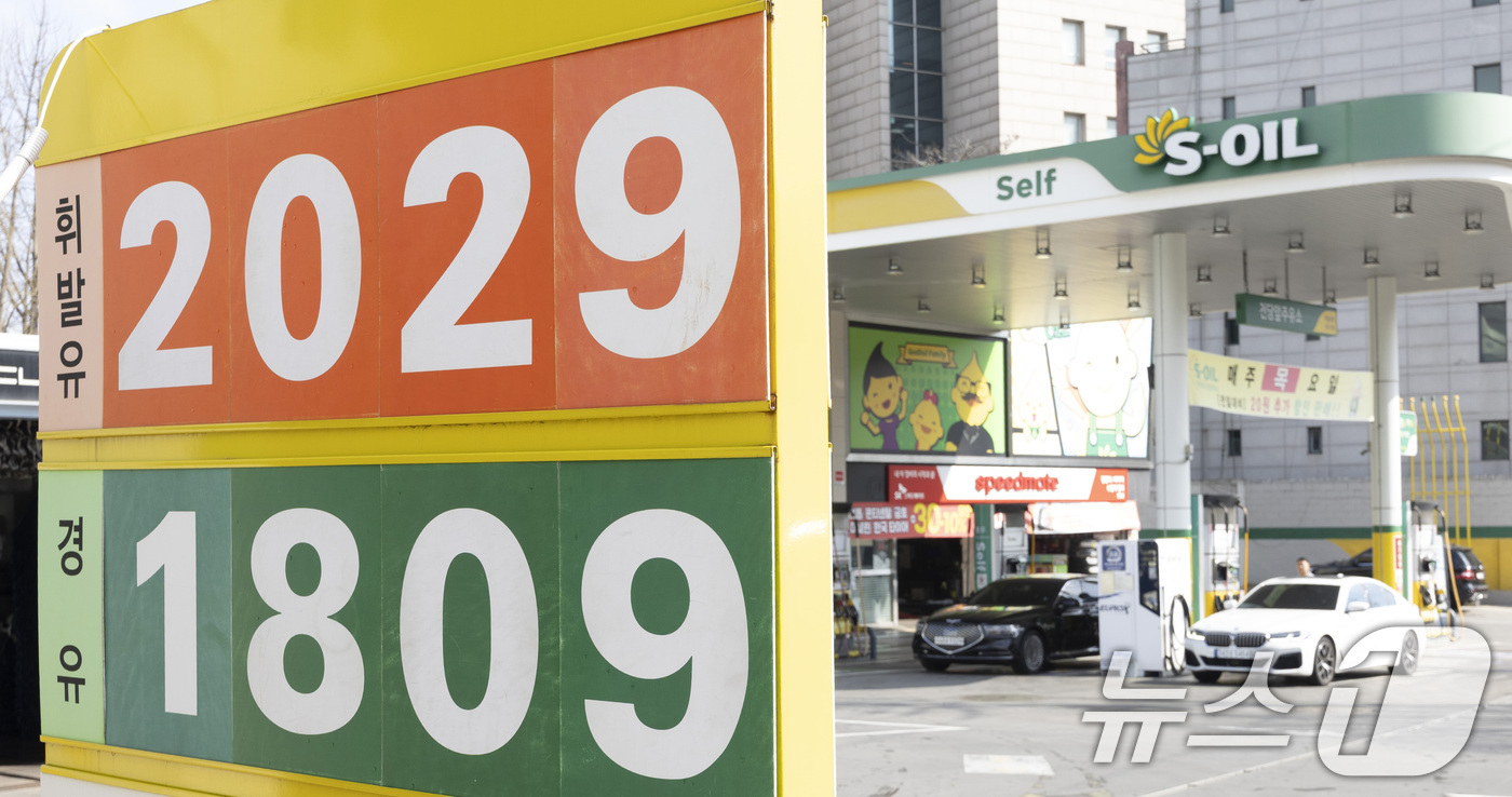 (서울=뉴스1) 최지환 기자 = 이재명 대통령은 31일 청와대에서 국무회의를 열고 '2026년 추경 예산안'을 의결했다. 추경안은 최고가격제와 나프타 수급 위기 대응을 위해 5조원 …