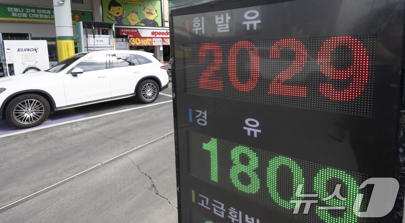 (서울=뉴스1) 최지환 기자 = 이재명 대통령은 31일 청와대에서 국무회의를 열고 '2026년 추경 예산안'을 의결했다. 추경안은 최고가격제와 나프타 수급 위기 대응을 위해 5조원 …