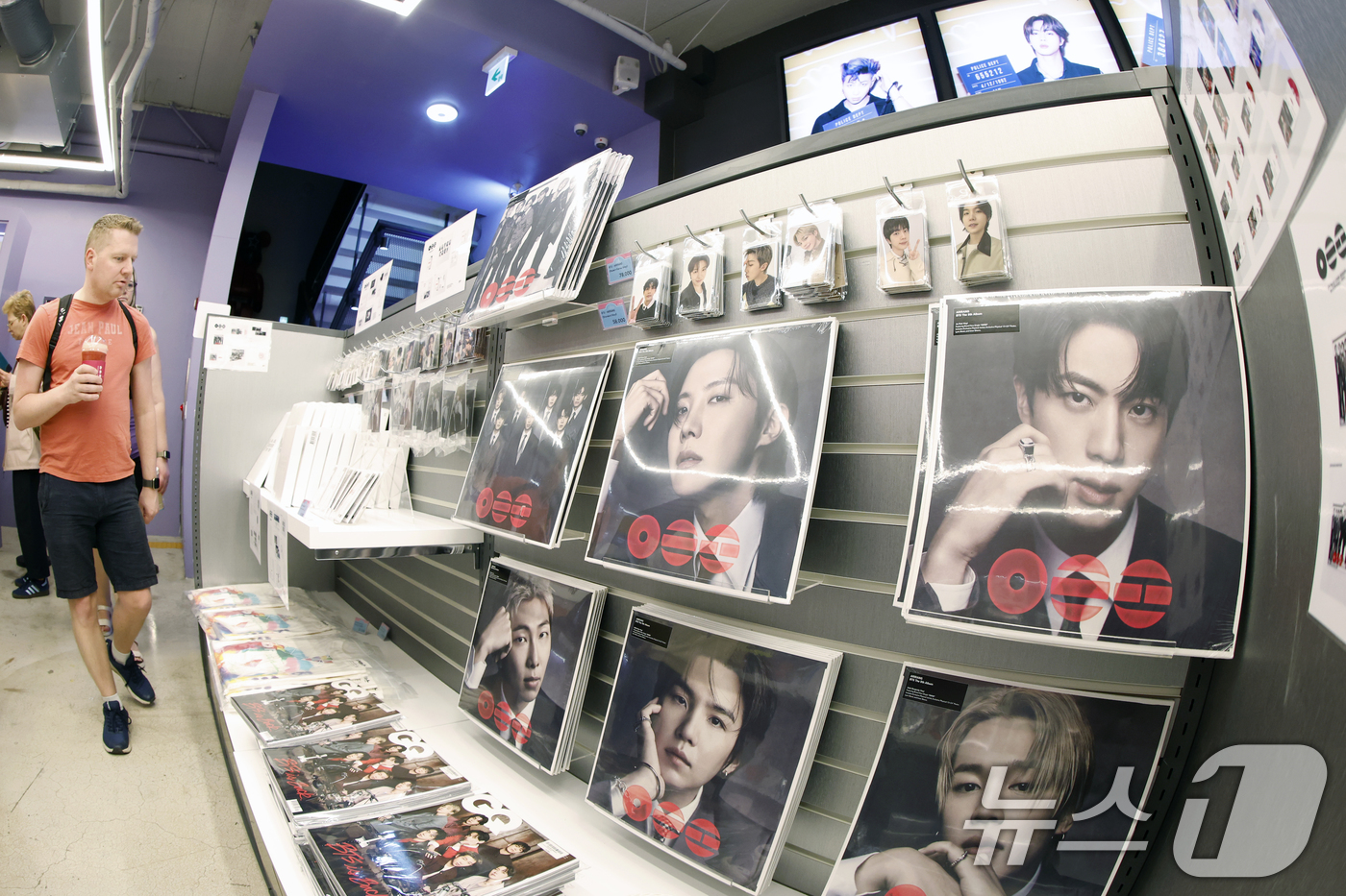 (서울=뉴스1) 박정호 기자 = 그룹 방탄소년단(BTS) 정규 5집 '아리랑'(ARIRANG) 타이틀곡 '스윔'(SWIM)이 빌보드 메인 싱글 차트인 '핫 100'(Hot 100) …