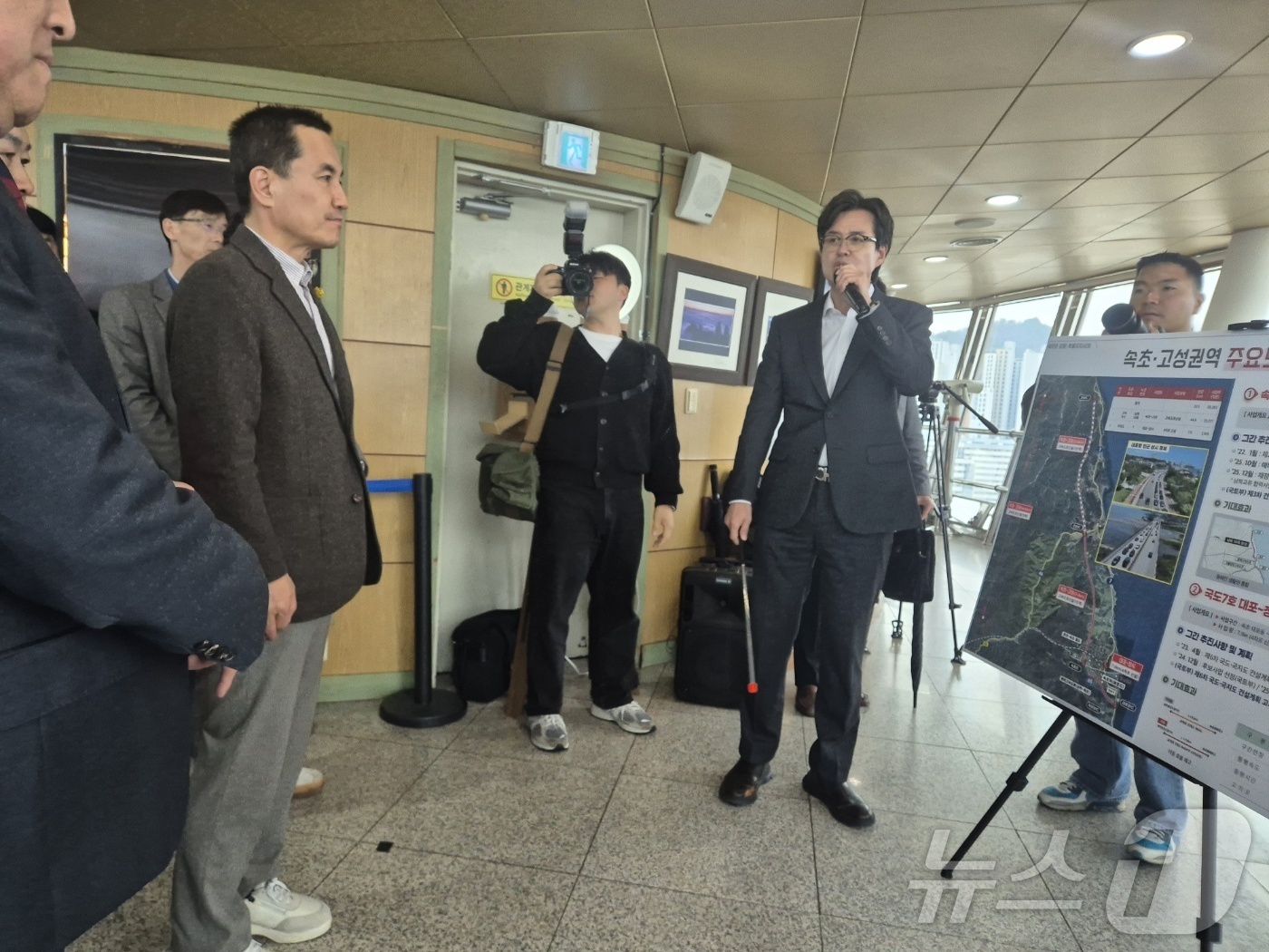 (속초=뉴스1) 윤왕근 기자 = 김진태 강원도지사가 31일 오후 속초 엑스포 타워를 찾아 속초~고성 고속도로 예타 통과를 위한 대응전략과 동해안 7번 국도 현안과 건설계획에 대해 …