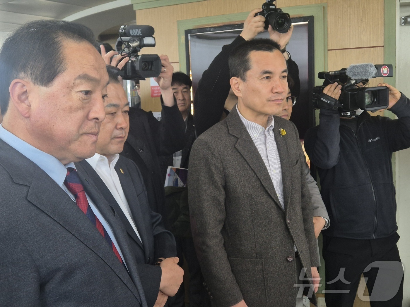 (속초=뉴스1) 윤왕근 기자 = 김진태 강원도지사(사진 오른쪽)와 이병선 속초시장(사진 왼쪽), 김시성 강원도의회 의장이 31일 오후 속초 엑스포 타워를 찾아 속초~고성 고속도로 …