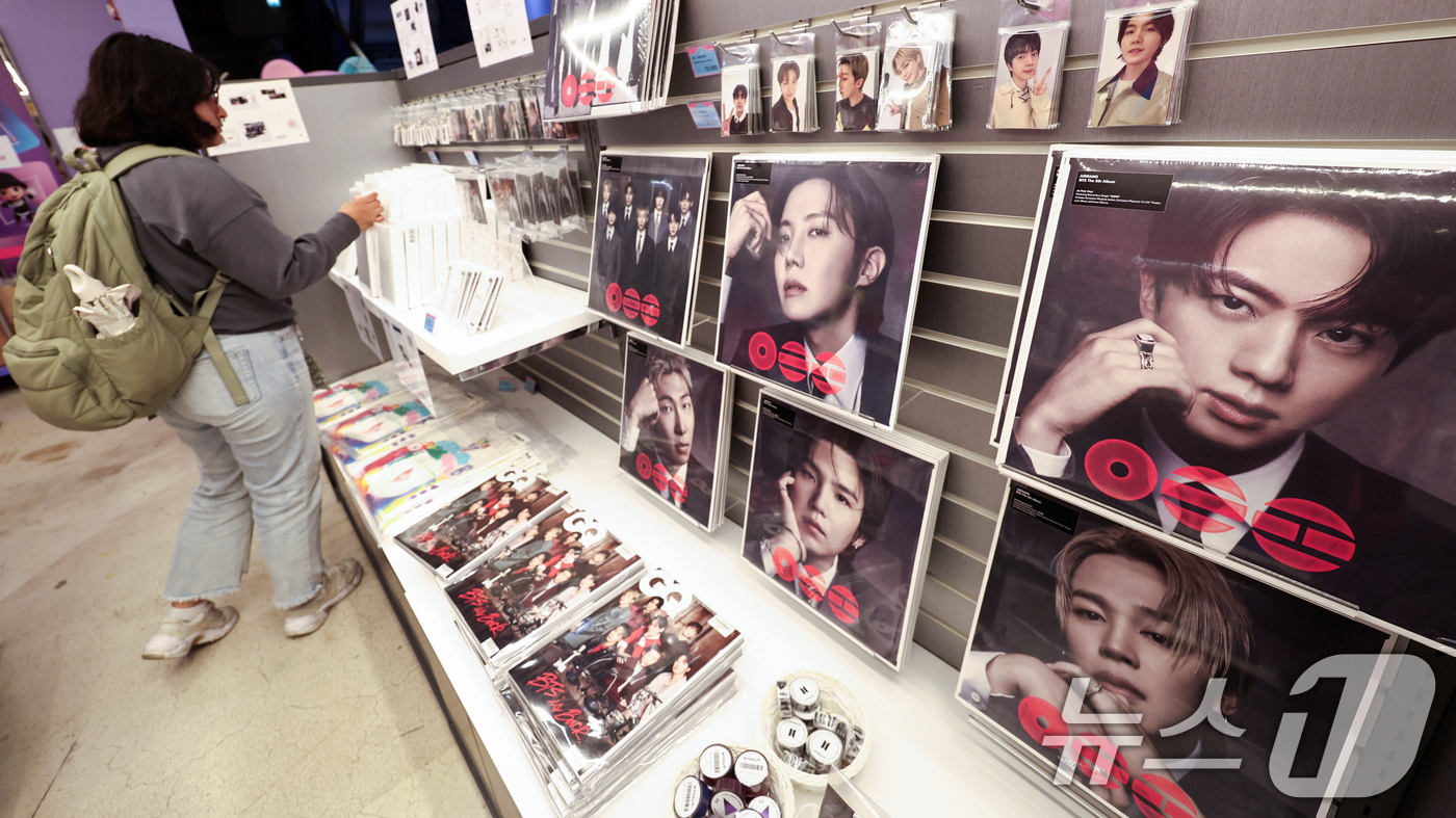 (서울=뉴스1) 임지훈 인턴기자 = 그룹 방탄소년단(BTS)이 3년 9개월 만에 발표한 신보 '아리랑'의 타이틀곡 '스윔(SWIM)'으로 미국 빌보드 메인 싱글 차트인 '핫 100 …