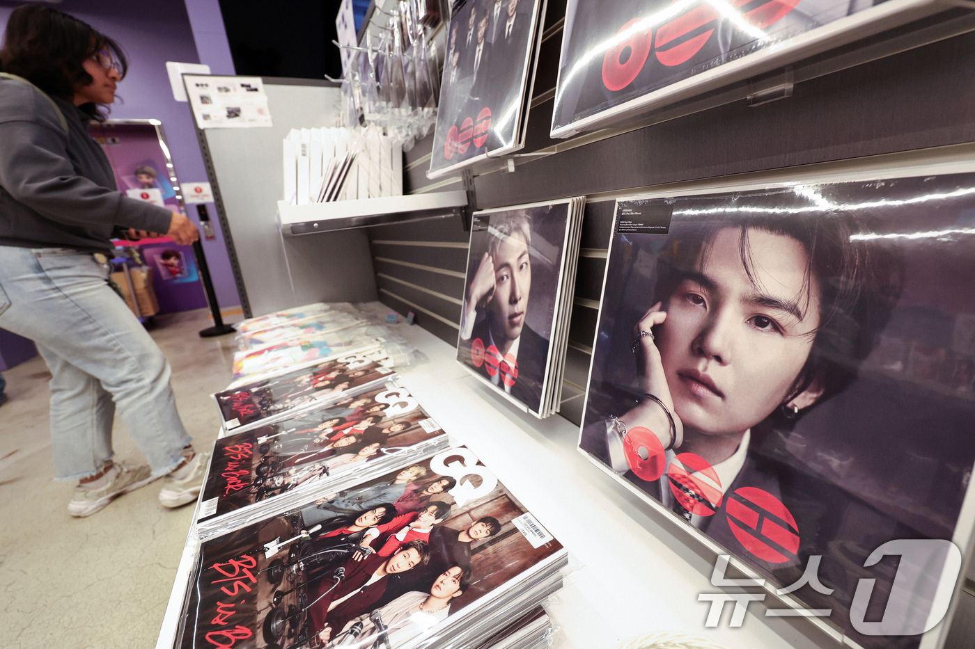 (서울=뉴스1) 임지훈 인턴기자 = 그룹 방탄소년단(BTS)이 3년 9개월 만에 발표한 신보 '아리랑'의 타이틀곡 '스윔(SWIM)'으로 미국 빌보드 메인 싱글 차트인 '핫 100 …