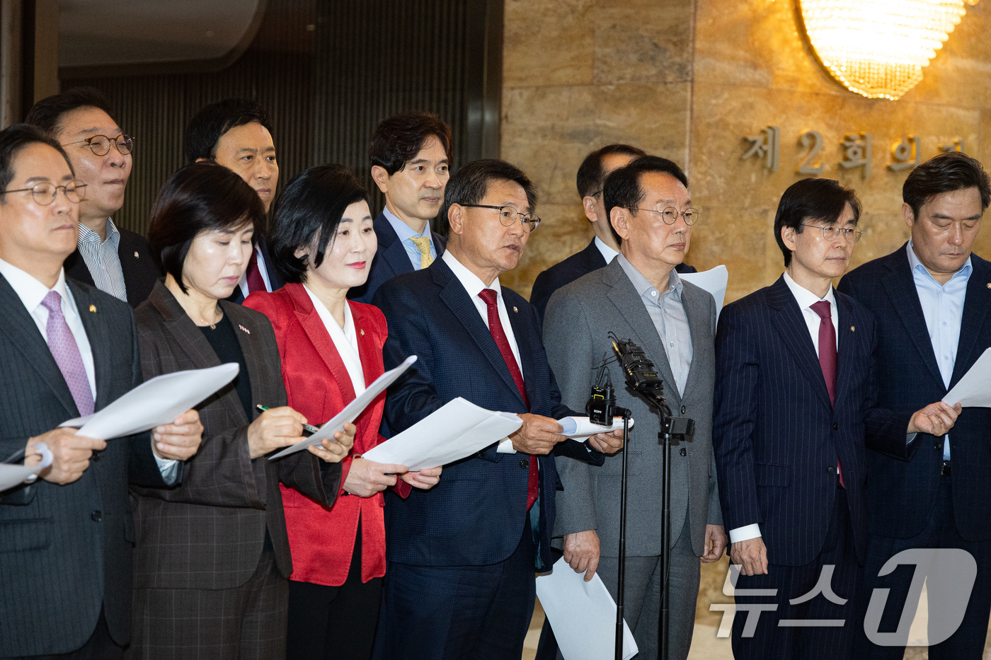 (서울=뉴스1) 유승관 기자 = 국민의힘 부산지역 의원들이 31일 서울 여의도 국회 예결위회의장 앞에서 부산 글로벌허브도시 특별법 관련 공동 기자회견을 하고 있다. 2026.3.3 …