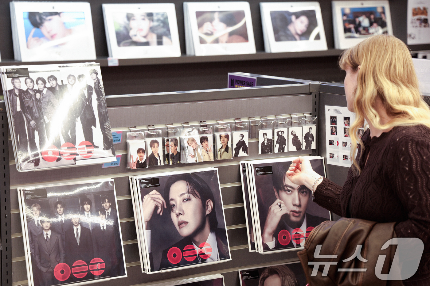 (서울=뉴스1) 임지훈 인턴기자 = 그룹 방탄소년단(BTS)이 3년 9개월 만에 발표한 신보 '아리랑'의 타이틀곡 '스윔(SWIM)'으로 미국 빌보드 메인 싱글 차트인 '핫 100 …