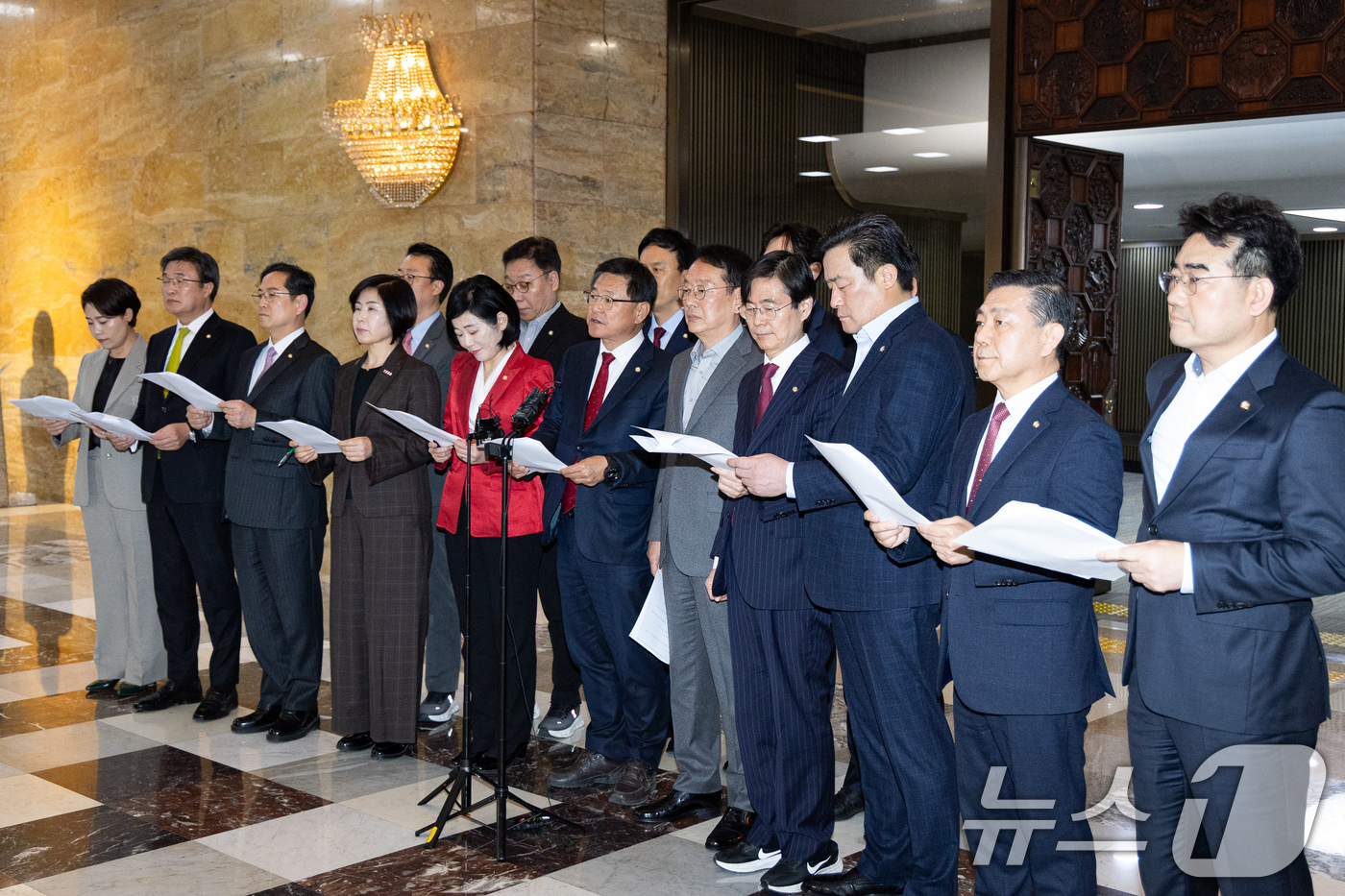 (서울=뉴스1) 유승관 기자 = 국민의힘 부산지역 의원들이 31일 서울 여의도 국회 예결위회의장 앞에서 부산 글로벌허브도시 특별법 관련 공동 기자회견을 하고 있다. 2026.3.3 …