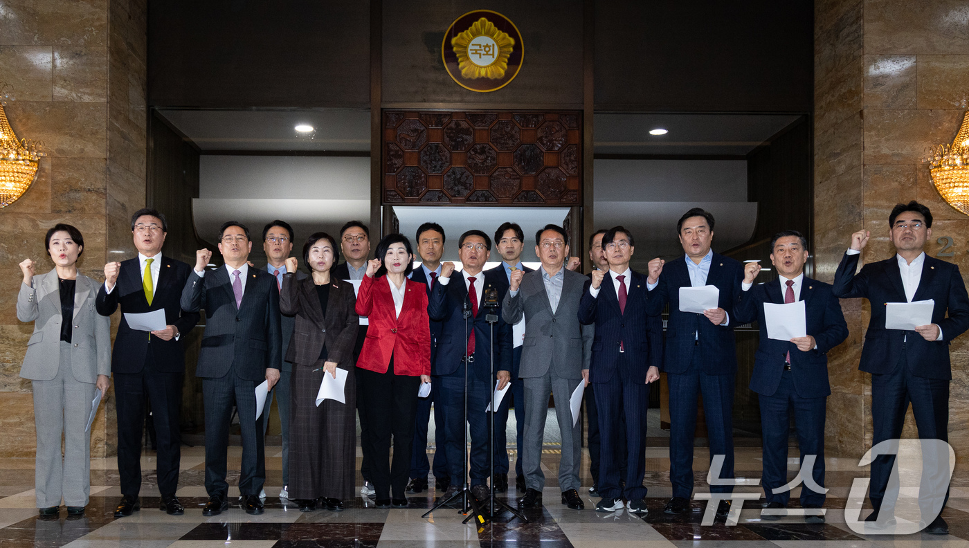 (서울=뉴스1) 유승관 기자 = 국민의힘 부산지역 의원들이 31일 서울 여의도 국회 예결위회의장 앞에서 부산 글로벌허브도시 특별법 관련 공동 기자회견 후 구호를 외치고 있다. 20 …
