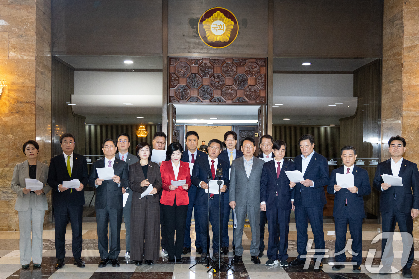 (서울=뉴스1) 유승관 기자 = 국민의힘 부산지역 의원들이 31일 서울 여의도 국회 예결위회의장 앞에서 부산 글로벌허브도시 특별법 관련 공동 기자회견을 하고 있다. 2026.3.3 …