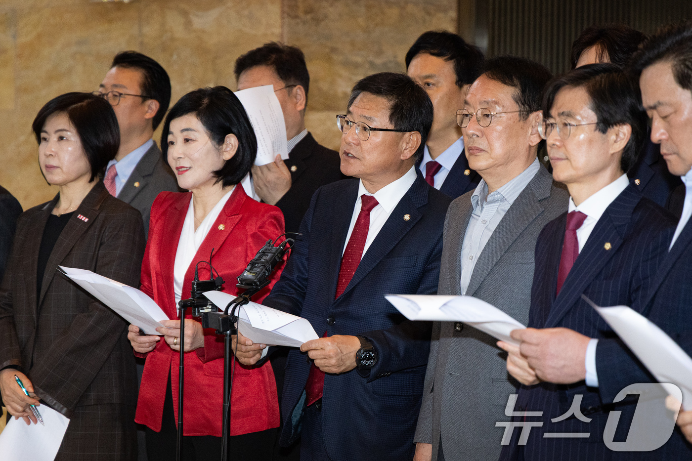 (서울=뉴스1) 유승관 기자 = 국민의힘 부산지역 의원들이 31일 서울 여의도 국회 예결위회의장 앞에서 부산 글로벌허브도시 특별법 관련 공동 기자회견을 하고 있다. 2026.3.3 …