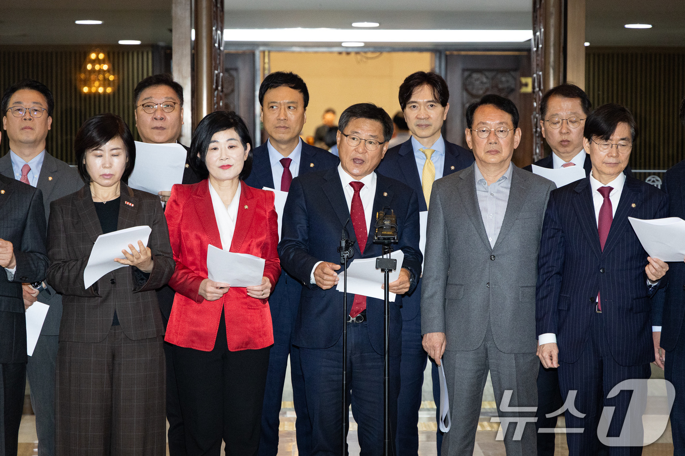 (서울=뉴스1) 유승관 기자 = 국민의힘 부산지역 의원들이 31일 서울 여의도 국회 예결위회의장 앞에서 부산 글로벌허브도시 특별법 관련 공동 기자회견을 하고 있다. 2026.3.3 …