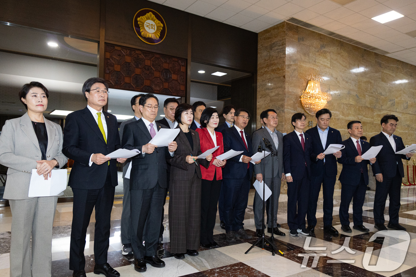 (서울=뉴스1) 유승관 기자 = 국민의힘 부산지역 의원들이 31일 서울 여의도 국회 예결위회의장 앞에서 부산 글로벌허브도시 특별법 관련 공동 기자회견을 하고 있다. 2026.3.3 …