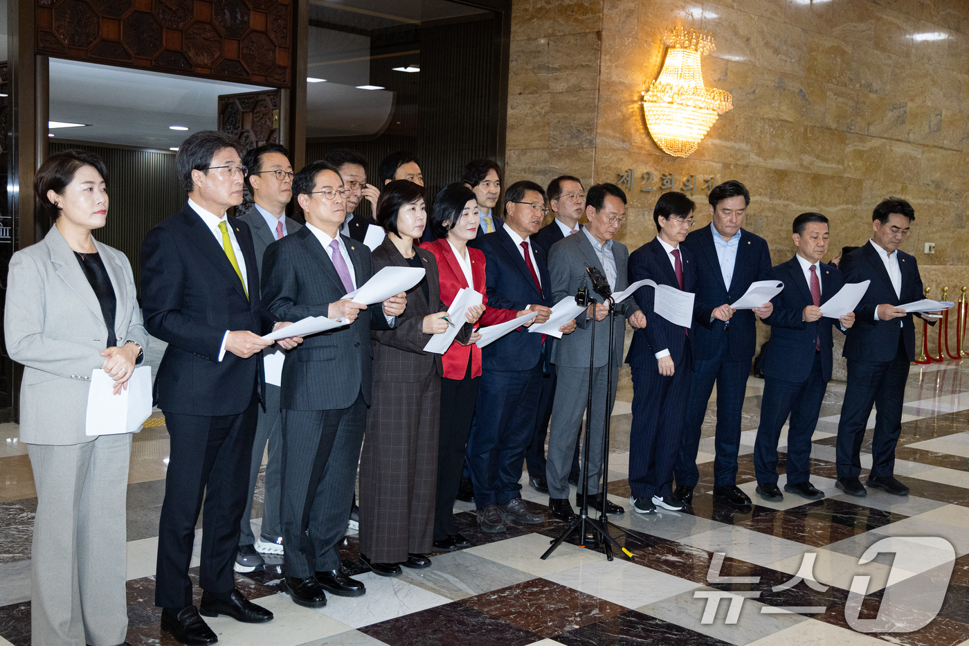 (서울=뉴스1) 유승관 기자 = 국민의힘 부산지역 의원들이 31일 서울 여의도 국회 예결위회의장 앞에서 부산 글로벌허브도시 특별법 관련 공동 기자회견을 하고 있다. 2026.3.3 …