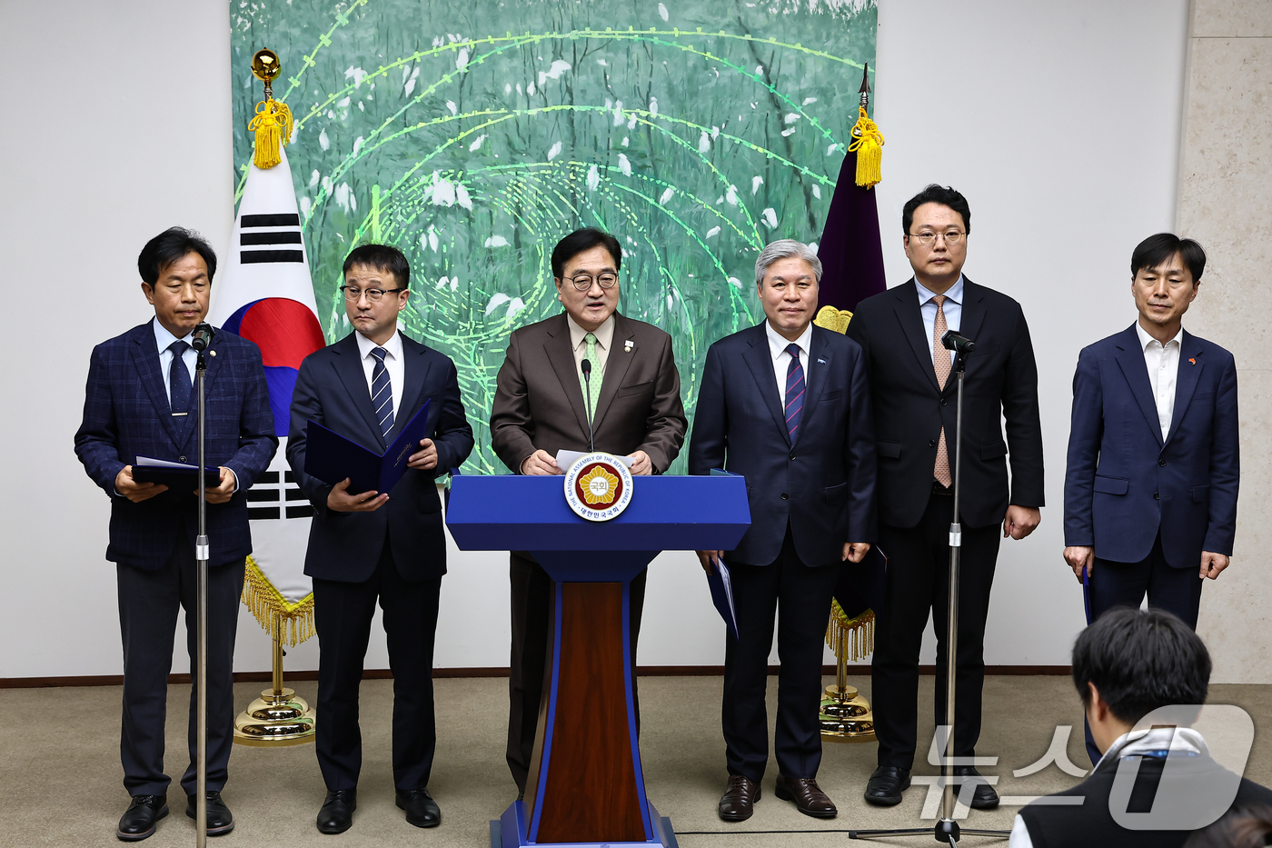 (서울=뉴스1) 김도우 기자 = 우원식 국회의장이 31일 서울 여의도 국회의장 집무실에서 열린 초당적 개헌추진을 위한 제정당 원내대표 기자회견에서 인사말을 하고있다.왼쪽부터 윤종오 …