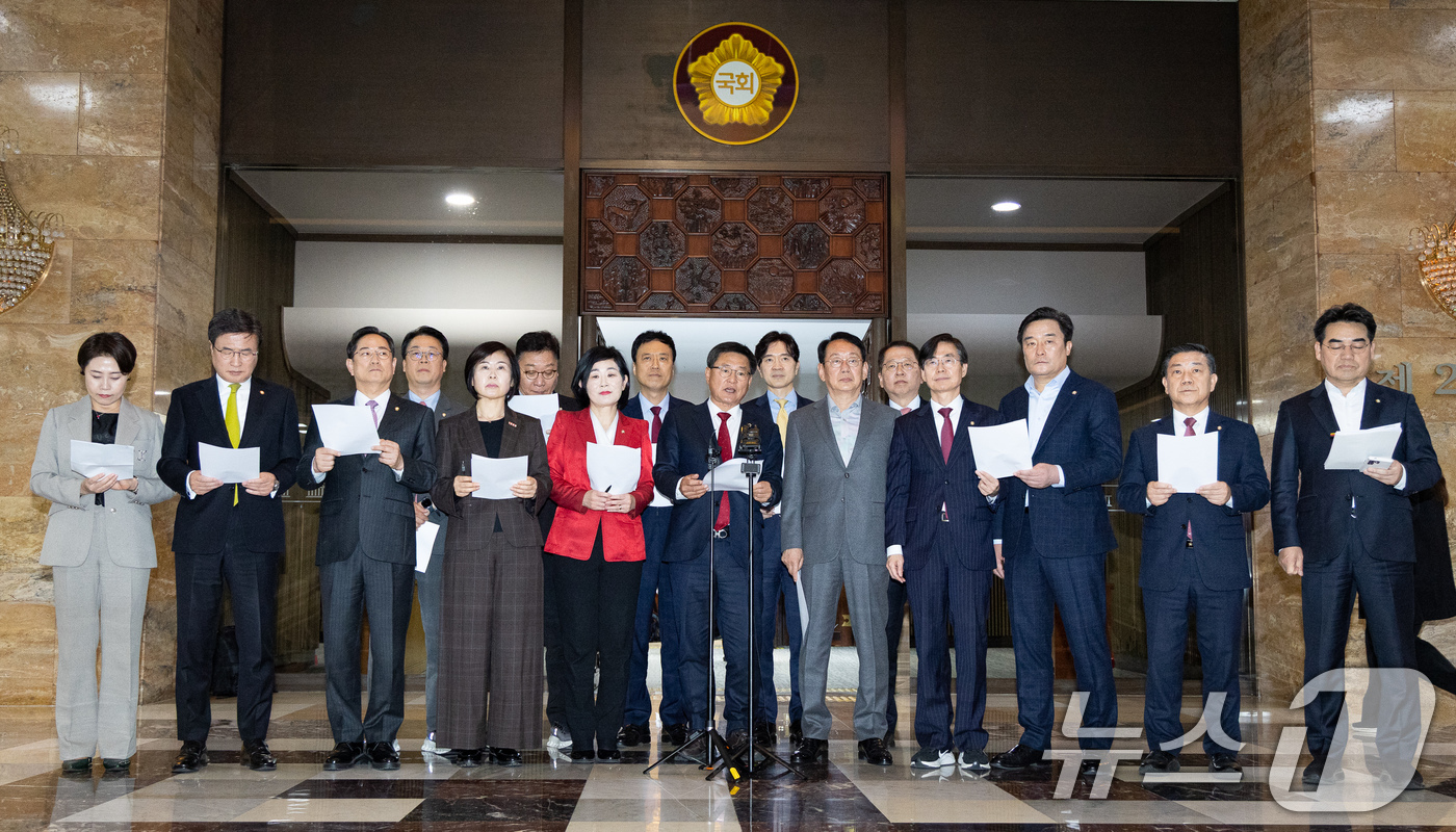 (서울=뉴스1) 유승관 기자 = 국민의힘 부산지역 의원들이 31일 서울 여의도 국회 예결위회의장 앞에서 부산 글로벌허브도시 특별법 관련 공동 기자회견을 하고 있다. 2026.3.3 …