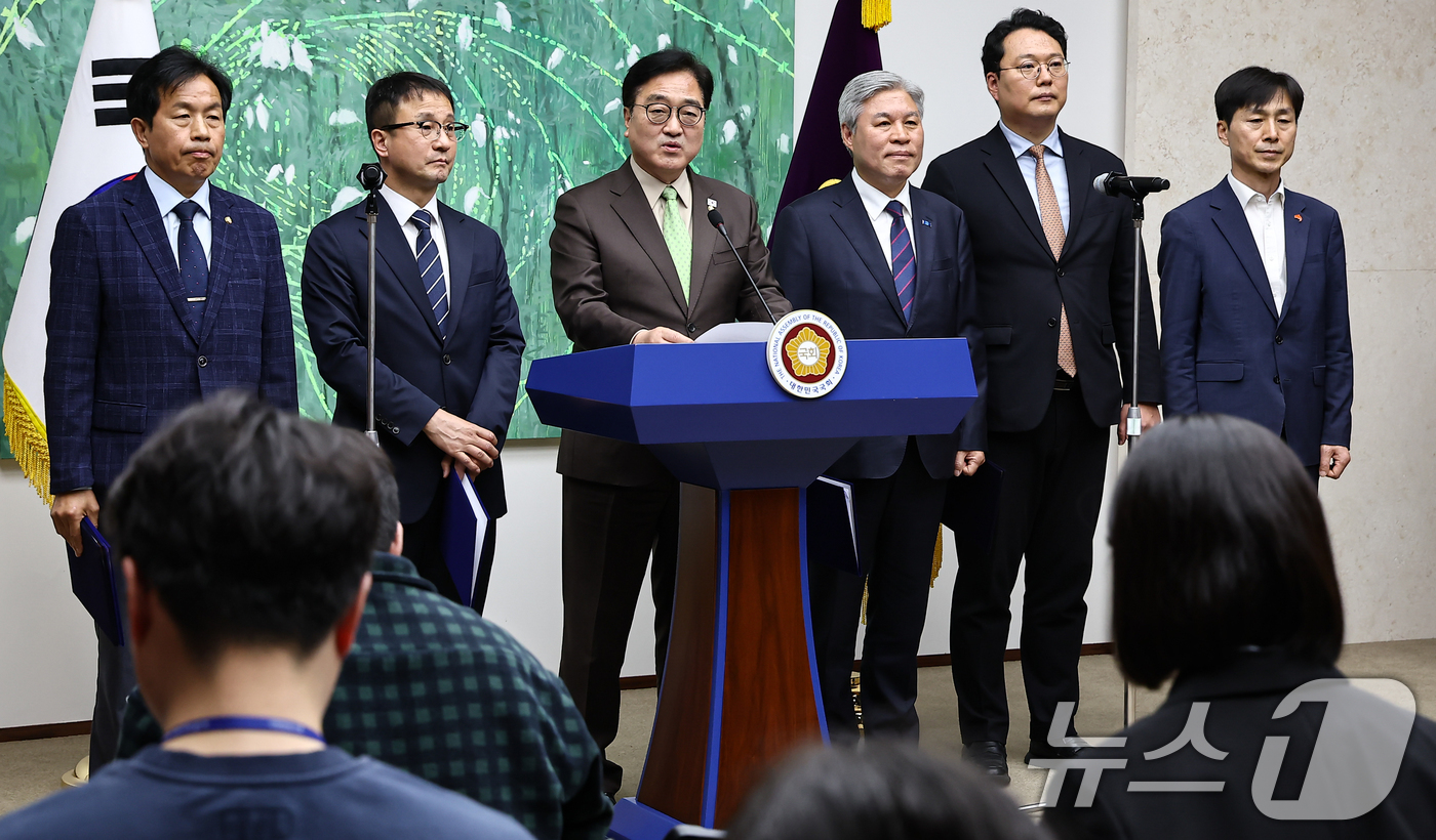 (서울=뉴스1) 김도우 기자 = 우원식 국회의장이 31일 서울 여의도 국회의장 집무실에서 열린 초당적 개헌추진을 위한 제정당 원내대표 기자회견에서 인사말을 하고있다.왼쪽부터 윤종오 …