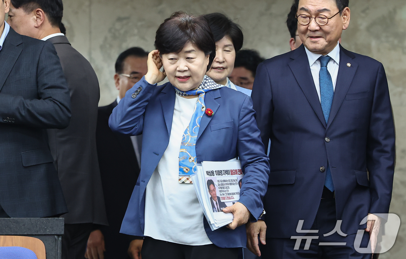 (서울=뉴스1) 김도우 기자 = 서영교 더불어민주당 의원이 31일 서울 여의도 국회에서 열린 민주당 의원총회에 참석하고 있다. 2026.3.31/뉴스1